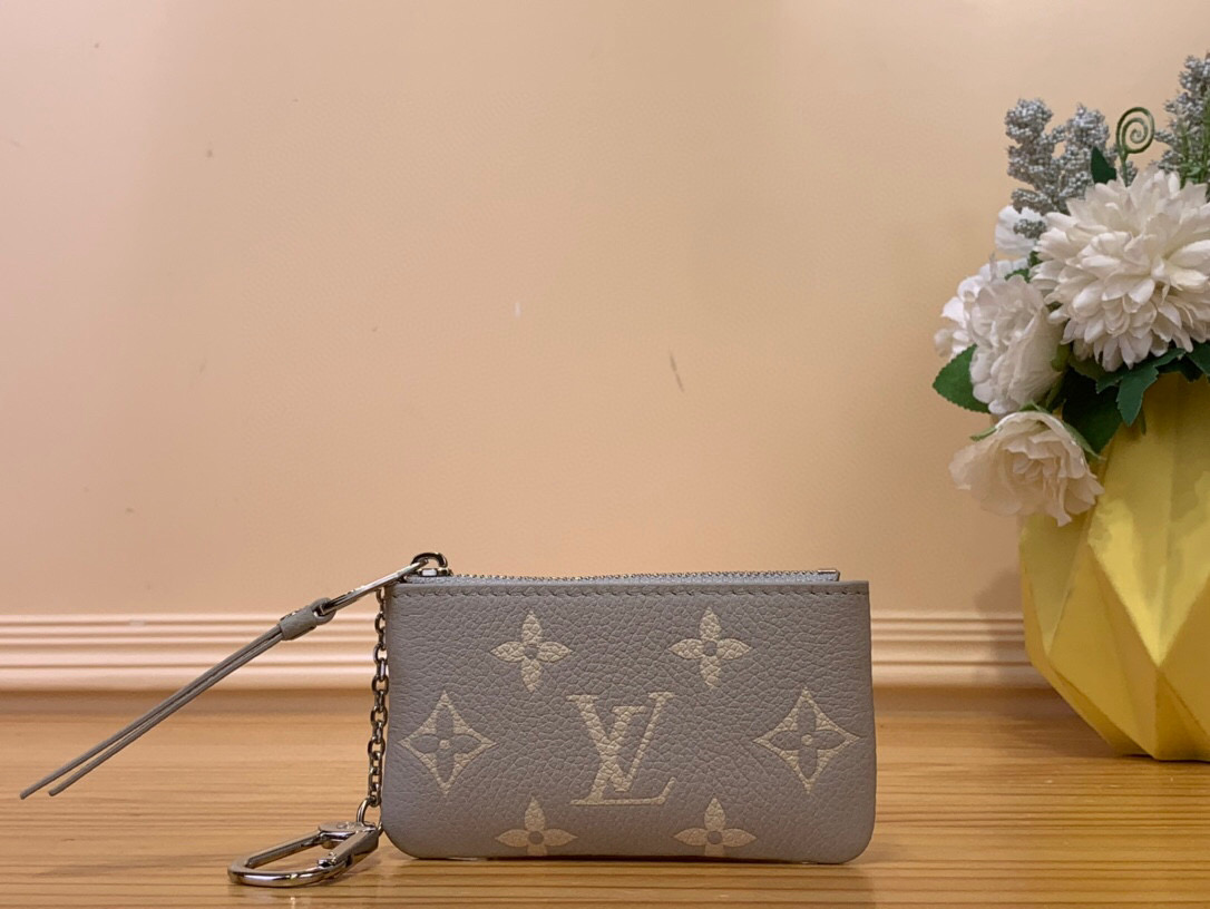 NO:620818,Top original item [Coin Purse] m13793 Taro Purple (Silk Screen) Features the 'Pocket Clay' that you can enjoy the elegant two-tone color that matches with various bags. Made of Monogram Amlant leather that symbolizes Maison ms, and a silver chain with a hook for attaching keys adds embellishment. Equipped with a zippered pocket that can store banknotes and coins. Size 12 x 7 x 1.5 cm 181,,wallets19860909顶级原单【零钱包】m13793 芋泥紫（丝印） 能够享受与各种包搭配的优雅双色色彩的“口袋·克莱”为特征.用象征Maison ms的MonogramAmlant皮革制作,配上可以安装钥匙的钩子的银色链条增添了点缀.配有可以收纳纸币和硬币的带拉链的口袋. 尺寸12 x 7 x 1.5厘米 181,,wallets,Bag