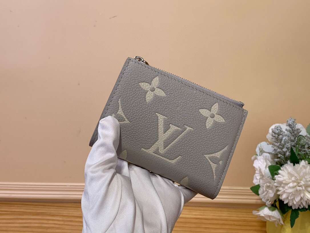 NO:620806,Top original item [wallet] m13797 taro purple (silk screen) 'ortfoilleLisa' is adapted from the Monogramamlant ms leather that symbolizes Maison to give this season's unique functional and sophisticated atmosphere. It has a compact design that can be neatly packed into small bags and clutches, and is decorated with silver metal parts. The interior is decorated with multiple pockets for coins and banknotes, and 4 card slots. Dimensions 9 x 11.5 x 1.5 cm  2213035,,tom ford,handbag19860909顶级原单【钱夹】m13797 芋泥紫（丝印） 用象征Maison的Monogramamlant ms皮革改编成本季特有的功能性又精致的氛围的“ortfoilleLisa”.做成了可以整齐地装进小包和手拿包的紧凑设计,用银色的金属零件装饰.内部装饰有用于硬币和纸币的多个口袋,以及4个卡槽. 尺寸9 x 11.5 x 1.5厘米 2213035,,tom ford,handbag,Bag