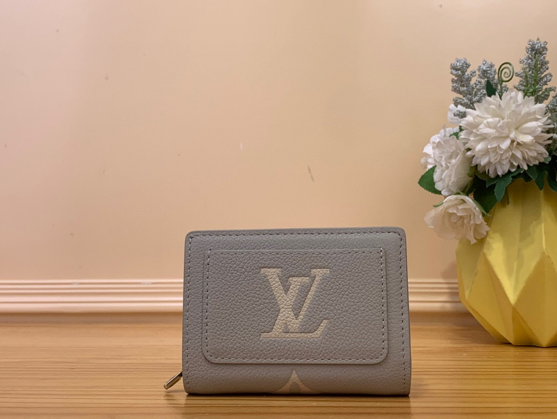 NO:620794,Top Original Order [CLA Card Holder] m14153 Taro Purple (Silk Screen) Drawing inspiration from the illustrations of Maison's best-selling book 'LV Milkyway', the elegantly updated 'ortfoille Claire'. The superior quality only found in this series is its charm. Finished in iconic Monogram Amplant leather and decorated with classic silver metal parts. Compact design with 6 card slots and multiple pockets for coins and banknotes. Size 11 x  8.5 x 3.5 cm 2913035,,louis vuitton,tom ford19860909顶级原单【CLA 卡夹】 m14153 芋泥紫（丝印） 从Maison的畅销书“LV Milkyway”ms的插图中汲取灵感,优雅地更新的“ortfoille Claire”.只有本系列才有的卓越品质是其魅力所在.用标志性的Monogram·安普兰特皮革完成,用经典的银色金属零件装饰.紧凑的设计,配有6个卡槽和用于硬币和纸币的多个口袋. 尺寸11 x 8.5 x 3.5厘米 2913035,,louis vuitton,tom ford,Bag