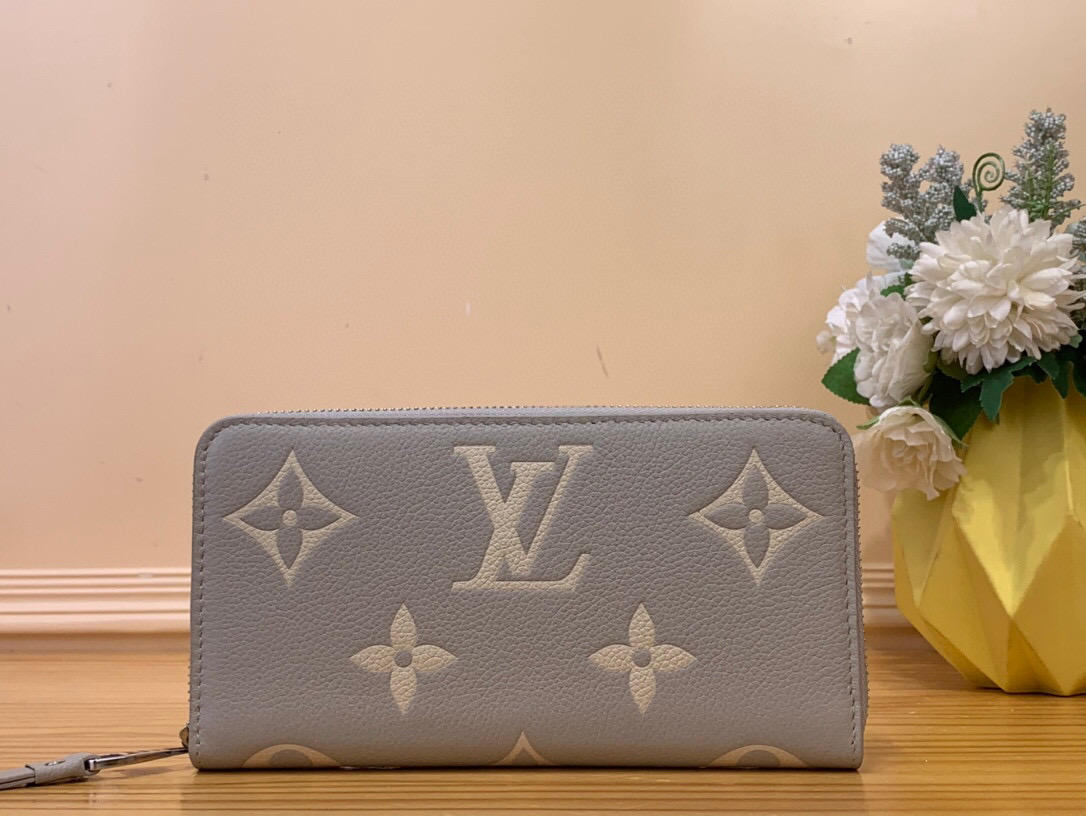 NO:620789,Top original item [ziy Zipper Wallet] m14228 taro purple (silk screen) A 'zipper wallet' that reinterprets iconic items in this season's unique two-color, and can be matched with various outfits. The Monogram Amlant leather that symbolizes Maison Ms is decorated with silver metal parts, and is equipped with multiple pockets and compartments that can organize and store banknotes, cards, and coins. The zipper engraved with the LV logo exudes quality and tradition. Size 19.5 x  10.5 x 2.5 cm 3314045,,louis vuitton,wallets19860909顶级原单【ziy 拉链钱夹】m14228 芋泥紫（丝印） 以本季特有的双色重新诠释标志性物品,与各种着装搭配的“拉链钱包”.象征Maison Ms的MonogramAmlant皮革上装饰着银色的金属部件,配置了可以整理和收纳纸币、卡片、硬币的多个口袋和隔间.刻有LV标志的拉链散发着品质和传统气息. 尺寸19.5 x 10.5 x 2.5厘米 3314045,,louis vuitton,wallets,Bag