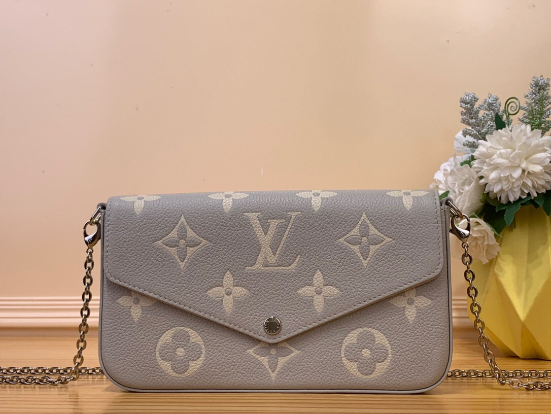 NO:620773,Top original item [ochette Félicie chain bag] m14227 taro purple (silk screen) This season's unique 'ochett Felicy' updated with Monogram Aplant leather that symbolizes the exquisite color of Maison Ms. One is with a zipper, the other is 2 detachable pockets with 8 card slots, active from day to night. Finished elegantly with a detachable silver chain. Size 21 x 12 x 3 cm  4815055,19860909顶级原单【ochette Félicie 链条包】m14227 芋泥紫（丝印） 用象征Maison Ms的精致色彩的Monogram·安普兰特皮革更新的本季特有的“ochett·Felicy”.一个是带拉链,另一个是带8个卡槽的2个可拆卸口袋,从白天到晚上都很活跃.用可拆卸的银色链子,优雅地完成了. 尺寸21 x 12 x 3厘米 4815055,,Bag