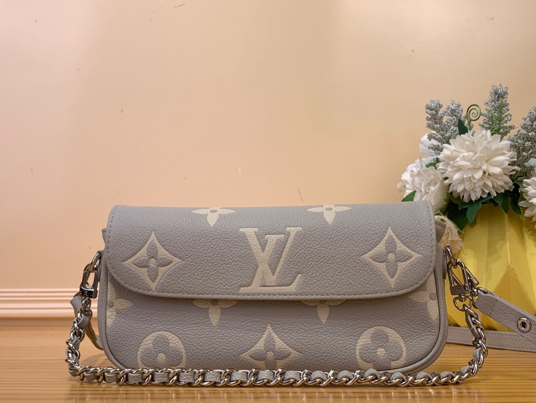 NO:620765,Top original item [WALLET ON CHAIN IVY handbag] m14225 taro purple (silk screen) This Wallet On Chain Ivy Ys handbag is made of the brand's classic Monogram Emreinte leather, returning to the new season in a modern and elegant two-tone color. The shiny metal parts and detachable chain complement each other. With a card compartment and a zipper inner pocket, it is a perfect choice for daily travel. Size 12 x 4.3 x 23.5 cm  5816065,19860909顶级原单【WALLET ON CHAIN IVY 手袋】 m14225 芋泥紫（丝印） 本款 Wallet On Chain Ivy Ys手袋取材品牌经典 Monogram Emreinte 皮革,以摩登雅致双色调回归新季.莹泽金属件和可拆卸链条交相辉映.搭配卡片夹层与拉链内袋,成就日常随行佳选. 尺寸12 x 4.3 x 23.5 厘米 5816065,,Bag