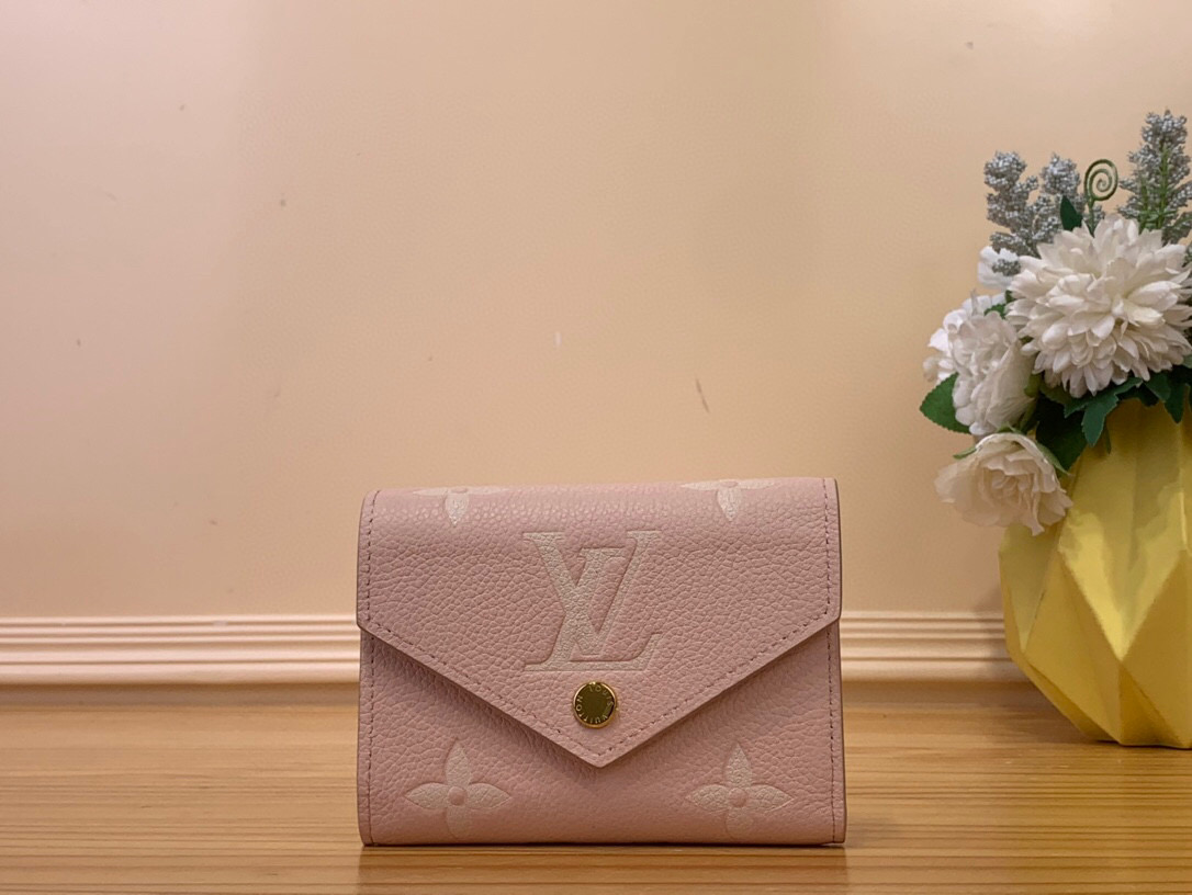 NO:620114,Top Original [Victorine Wallet] m14229 Milkshake Powder (Silk Screen) Updated for the season with a two-tone color palette, this chic version of the Victorine Ms Wallet is perfect for storing cards and change. It's made from Monogram Emreinte leather and features gold-tone hardware, including a subtle snap closure. The organized interior reveals multiple pockets for storing valuables, plus six card slots. Dimensions 12 x 9.5 x 2.5 cm  2613028,,wallets19860909顶级原单【Victorine Wallet】 m14229 奶昔粉（丝印） 以双色调色板为本季更新,这款别致版的Victorine Ms钱包非常适合存放卡片和零钱.它由Monogram Emreinte皮革制成,并带有金色五金件,包括精致的按扣封口.井然有序的内部露出多个口袋,可以存放贵重物品,外加六个卡槽. 尺寸12 x 9.5 x 2.5厘米 2613028,,wallets,Bag