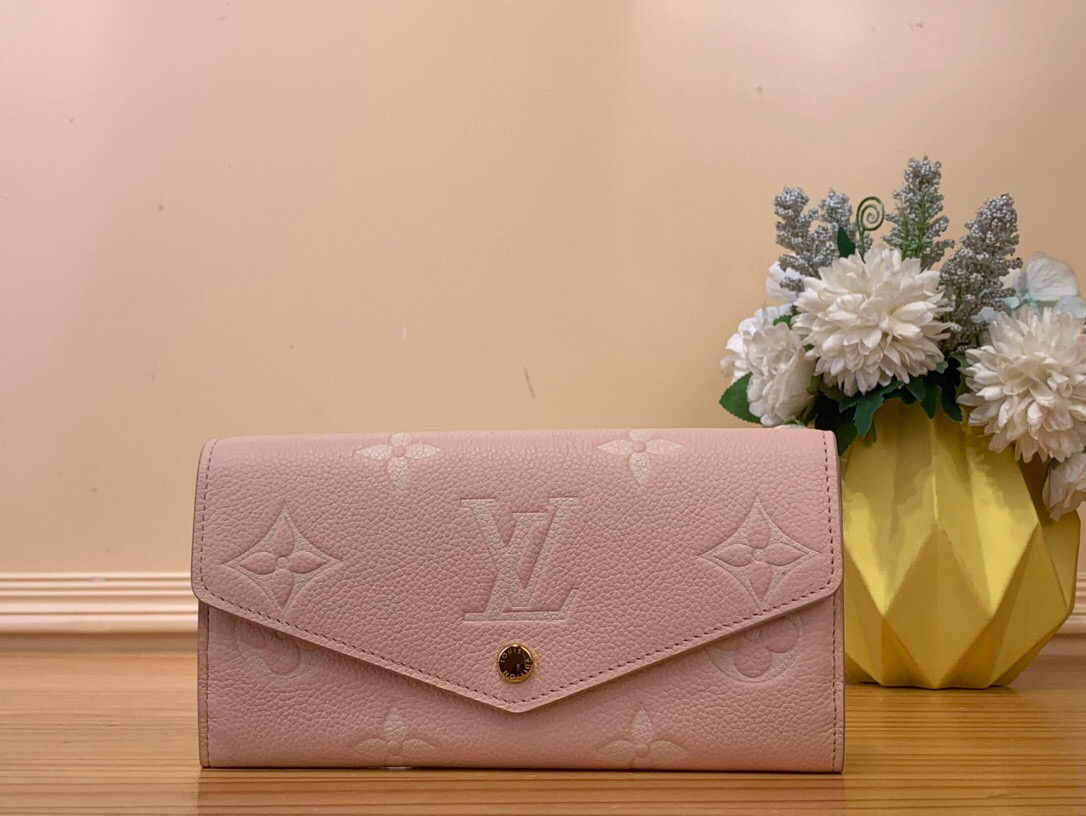 NO:620112,Top original item [sarah wallet] m14000 milkshake powder (silk screen) In line with the 'LV Galaxy' series that debuted again this season, the 'Wallet Sarah NM' has been elegantly updated. The two-color Monogram Amlant leather that symbolizes Maison Ms. is decorated with light gold metal parts to complete the delicate expression. The spacious interior is equipped with a flat pocket for storing banknotes and two large compartments, equipped with 16  A card slot. The zippered pocket for coins is also very attractive. Size 19 x 10.5 x 2 cm 3214045,,louis vuitton,wallets19860909顶级原单【sarah 钱夹】m14000 奶昔粉（丝印） 与本季再次登场的“LV 银河”系列相称,优雅地更新了“钱包萨拉 NM”.象征Maison Ms 的双色Monogram·Amlant皮革上装饰着淡金色的金属部件,完成了细腻的表情.宽敞的内部装修配有用于存放纸币的扁平口袋和两个大隔间,配有 16 个卡槽.硬币用的带拉链口袋也很有魅力. 尺寸19 x 10.5 x 2厘米 3214045,,louis vuitton,wallets,Bag