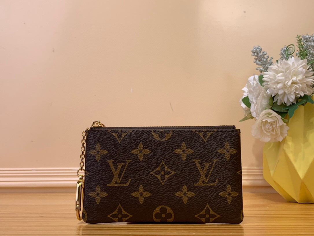 NO:620082,Top Original [Small Key Coin Purse] m13559 Presbyopia The ochette Clés Hz series, born in 1984, launches the small key coin purse, which can easily carry daily small items. Classic Monogram coated canvas meets an elegant chain with hook buckle, zipper pocket and interlayer for safe storage of banknotes, coins and credit cards. Dimensions 9 x 1 x 15 cm  1812025,,wallets19860909顶级原单【小号钥匙零钱包】 m13559 老花 诞生于 1984 年的 ochette Clés Hz系列推出小号钥匙零钱包,可令日常小物轻松随行.经典 Monogram 涂层帆布邂逅配有钩扣的雅致链条,拉链袋和夹层便于稳妥收纳钞票、硬币和信用卡. 尺寸9 x 1 x 15 厘米 1812025,,wallets,Bag