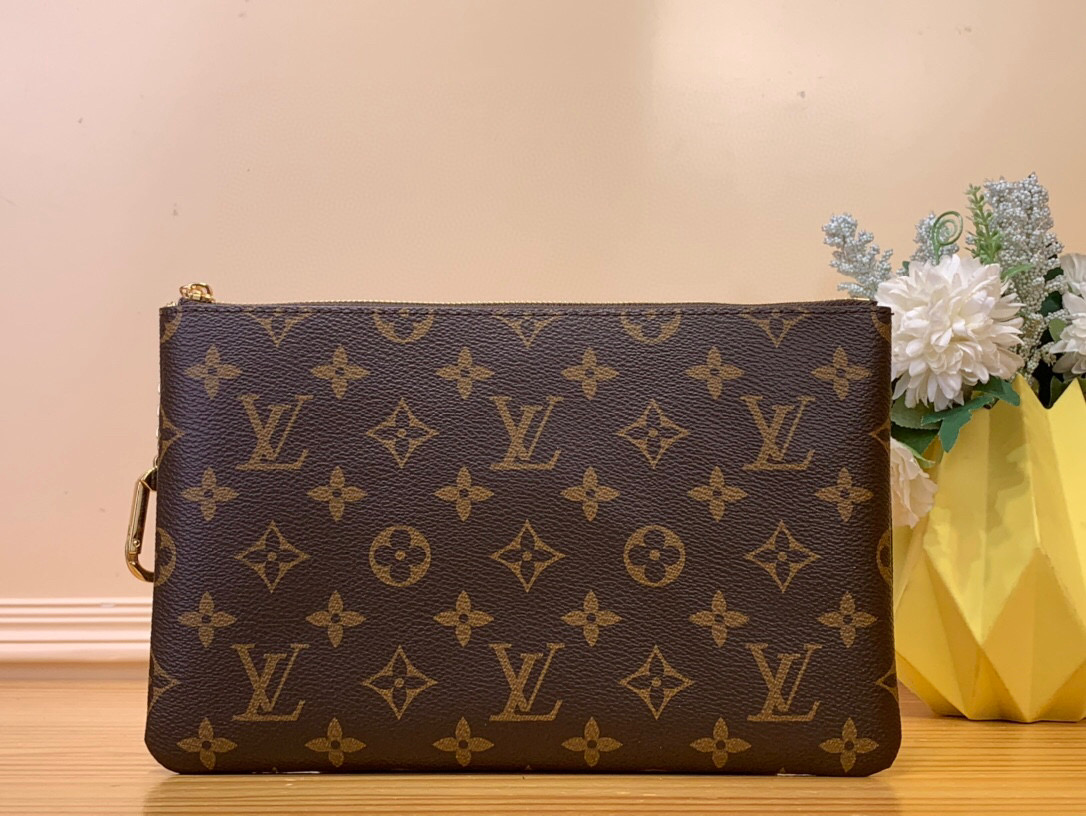 NO:620108,Top Original [Medium Key Coin Purse] m13560 Presbyopia ochette Clés Hz medium key coin purse adds a new member to the classic series born in 1984. Monogram coated canvas creates a smooth structure, and the top zipper and chain reveal an elegant atmosphere. The portable size makes it easy to carry passports and cards, and can be held in the hand or placed in a handbag. Size 15.5 x 1 x 24 cm 2313035,,wallets19860909顶级原单【中号钥匙零钱包】 m13560 老花 ochette Clés Hz中号钥匙零钱包为诞生于 1984 年的经典系列再添新员.Monogram 涂层帆布塑造流畅构型,顶部拉链和链条流露优雅气息.便携尺寸令护照和卡片轻松随行,手拿或置于手袋皆宜. 尺寸15.5 x 1 x 24 厘米 2313035,,wallets,Bag