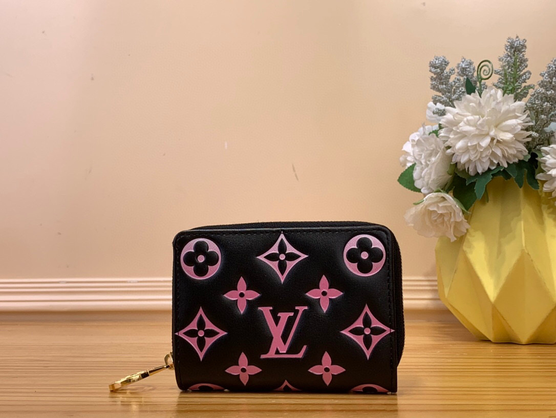 NO:620102,Top original item [CLA Wallet] m13829 Gradient/Color A must-have item that is both practical and playful 'LV × TM  'Ms Wallet Lou'. Part of the re-edition of the 'Louis Vuitton  vuitton,louis vuitton,wallets,sheepskin19860909顶级原单【CLA 钱夹】m13829 渐变/ 彩色 既实用又俏皮的必备单品“LV × TM Ms钱包卢”.“路易威登×村上隆”系列的重新版的一部分,用欢快的彩虹色强调的字母图案,用压花加工,象征Maison的带衬垫的羊皮充满生机的状态释放门托.搭配了酷炫的金色金属部件,配置了可以收纳硬币、纸币、卡片的多个功能性隔间. 尺寸11.5 x 8.5 x 2.2厘米 3114035,,louis vuitton,louis vuitton,wallets,sheepskin,Bag