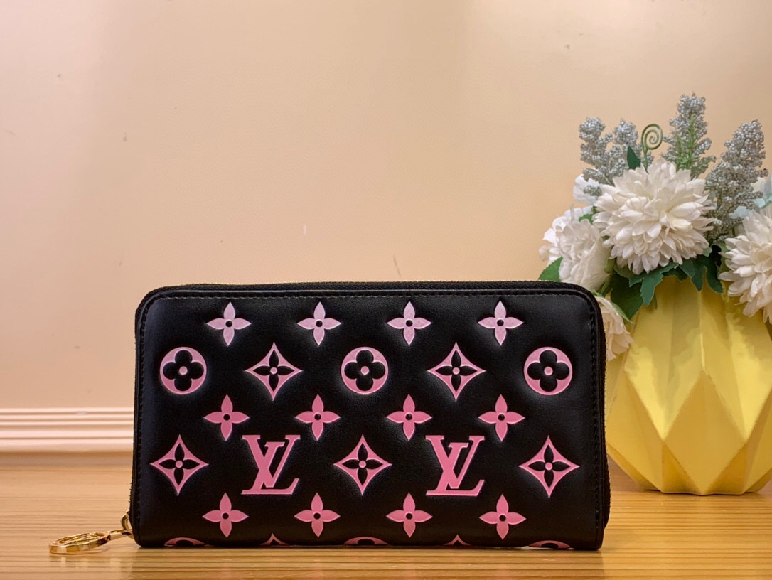 NO:620099,Top original item [ziy zipper wallet] m14096 color/gradient “LV × TM  'Ms Zipper Wallet' updates a piece of padded lambskin that symbolizes Maison. The reissue of the 'Louis Vuitton  vuitton,louis vuitton,wallets,sheepskin19860909顶级原单【ziy 拉链钱夹】m14096 彩色/ 渐变 “LV × TM Ms拉链钱包”更新了象征Maison的带有衬垫的小羊皮的单品.“路易威登×村上隆”系列的再版特有的活泼的彩虹色和压花加工的字母图案的口音是其特征.打开金色拉链后,内侧有多个独立的隔间,包括带拉链的零钱包和12个卡槽,可以整理日常必需品. 尺寸19.5 x 10.5 x 2.5厘米 3314045,,louis vuitton,louis vuitton,wallets,sheepskin,Bag