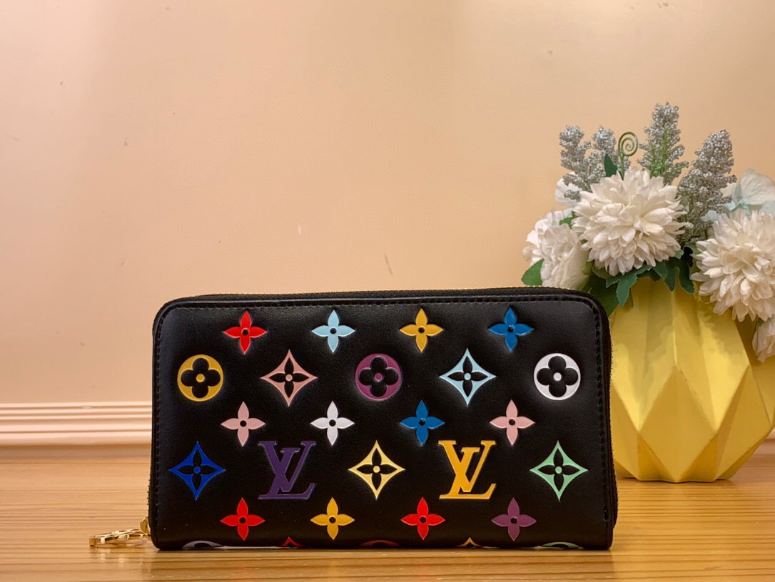 NO:620096,Top original item [ziy zipper wallet] m14096 color/gradient “LV × TM  'Ms Zipper Wallet' updates a piece of padded lambskin that symbolizes Maison. The re-edition of the 'Louis Vuitton  vuitton,louis vuitton,wallets,sheepskin19860909顶级原单【ziy 拉链钱夹】m14096 彩色/ 渐变 “LV × TM Ms拉链钱包”更新了象征Maison的带有衬垫的小羊皮的单品.“路易威登×村上隆”系列的再版特有的活泼的彩虹色和压花加工的字母图案的口音是其特征.打开金色拉链后,内侧有多个独立的隔间,包括带拉链的零钱包和12个卡槽,可以整理日常必需品. 尺寸19.5 x 10.5 x 2.5厘米 3315055,,louis vuitton,louis vuitton,wallets,sheepskin,Bag