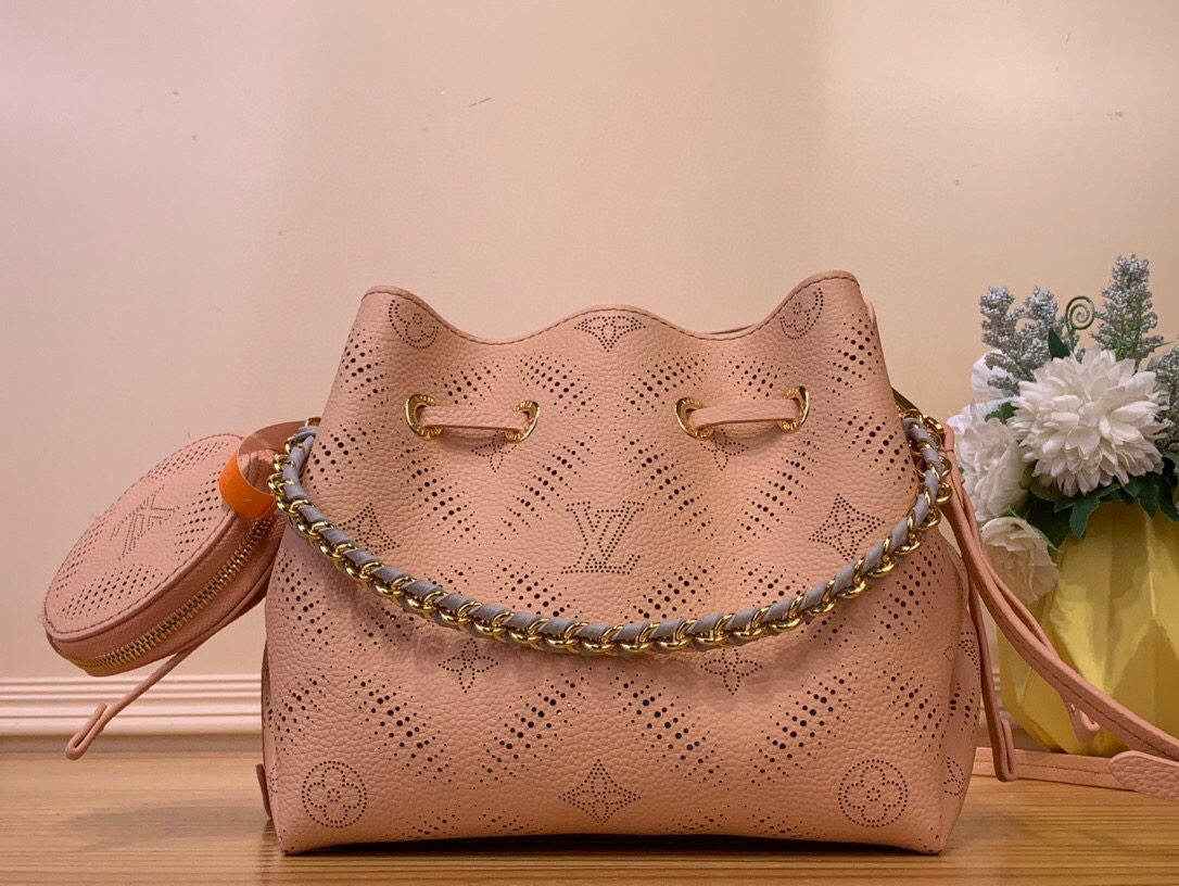 NO:620155,The top original item [BELLA handbag] M57068 M13840 hollow pink Bella bucket bag is made of Monogram Ys perforated calf leather to create a compact shape, and then the same pattern is used in a pocket-sized round coin purse, full of modern style. The metal and leather braided handle and detachable leather shoulder strap allow for multiple carrying methods. Dimensions 19 x 22 x 14 cm  7918085,,wallets,cowhide19860909顶级原单【BELLA 手袋】M57068 M13840 镂空 粉色 Bella 水桶包采用 Monogram Ys镂花穿孔小牛皮塑造小巧构型,再令相同图案以袖珍比例栖身圆形零钱包,洋溢摩登风尚.金属与皮革编织手柄和可拆卸皮革肩带实现多种背携方式. 尺寸19 x 22 x 14 厘米 7918085,,wallets,cowhide,Bag