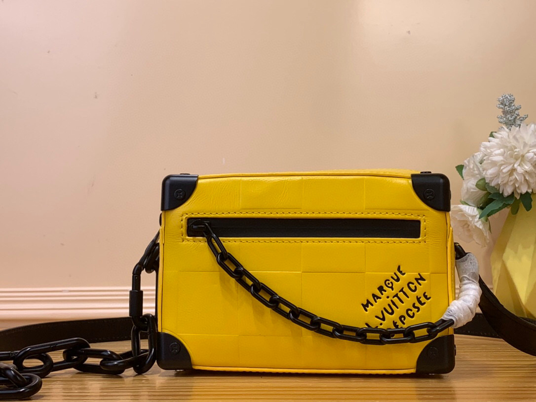 NO:620150,Top original order [MINI SOFT TRUNK handbag] m83558 yellow/check embossed harrell Williams Hr draws inspiration from the equipment worn by fishermen and divers, and renews the Mini Soft Trunk handbag with Damier Scuba cow leather. Damier embossed cow leather composite neoprene reproduces the padded texture of nautical materials. Size 13 x 8 x 18.5 cm 5816065,,cowhide19860909顶级原单【MINI SOFT TRUNK 手袋】 m83558 黄色/格子压花 harrell Williams Hr从渔民和潜水员穿戴的装备汲取灵感,以 Damier Scuba 牛皮革焕新 Mini Soft Trunk 手袋.Damier 压纹牛皮革复合氯丁橡胶,再现航海材料的加垫质感. 尺寸13 x 8 x 18.5 厘米 5816065,,cowhide,Bag