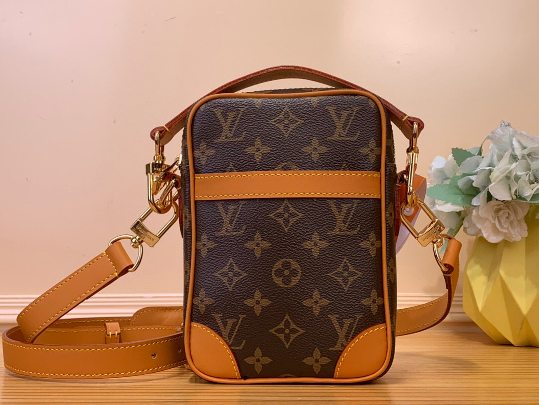NO:620129,Top original item [DANUBE handbag] m14103 Danube cross-body bag is made of cow leather, reminiscent of the styles launched by Louis Vuitton in the 1980s. The slightly faded Monogram Bd print brings the look of Monogram canvas. In addition to the zippered main compartment, there is a practical flap pocket on the front. The detachable metal tag is printed with Louis Vuitton. Dimensions 21 x 6 x 16 cm  5216065,,louis vuitton,satchels,crossbody bags,cowhide19860909顶级原单【DANUBE 手袋】 m14103 Danube 斜挎包采用牛皮革构型,让人联想起路易威登在 20 世纪 80 年代推出的款式,略微褪色的 Monogram Bd印花则带来 Monogram 帆布的观感.除拉链主隔层外,正面还有一个实用的翻盖口袋.可拆卸金属标签上印有路易威登字样. 尺寸21 x 6 x 16 厘米 5216065,,louis vuitton,satchels,crossbody bags,cowhide,Bag
