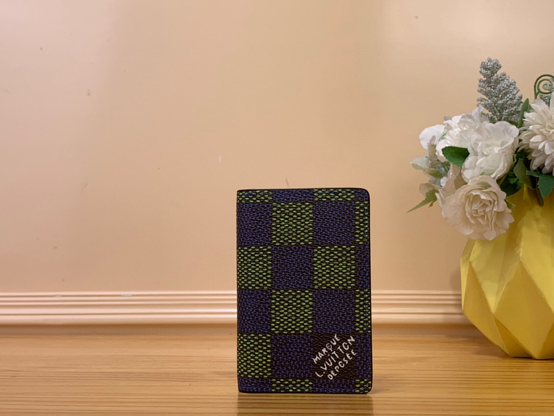 NO:620159,Top original item [Pocket Wallet] N00143 Plaid/Blue This pocket wallet is made of Damier Heritage Ms coated canvas, exuding an elegant and low-key atmosphere. harrell Williams cleverly uses 'Marque Louis Vuitton Déosé' retro elements to reinterpret the brand's classic checkerboard pattern. This practical compact wallet has an inner pocket and a card compartment, and an external compartment on the back. Dimensions 11.1 x 1 x 7.5 cm  1712025,,louis vuitton19860909顶级原单【口袋钱夹】 N00143 格子/蓝色 本款口袋钱夹以 Damier Heritage Ms涂层帆布制成,散发优雅低调气息.harrell Williams 巧妙运用 “Marque Louis Vuitton Déosé” 复古元素,重新诠释品牌经典的棋盘格图案.这款实用的小巧钱夹内设内袋与卡片夹层,背面设外部隔层. 尺寸11.1 x 1 x 7.5 厘米 1712025,,louis vuitton,Bag