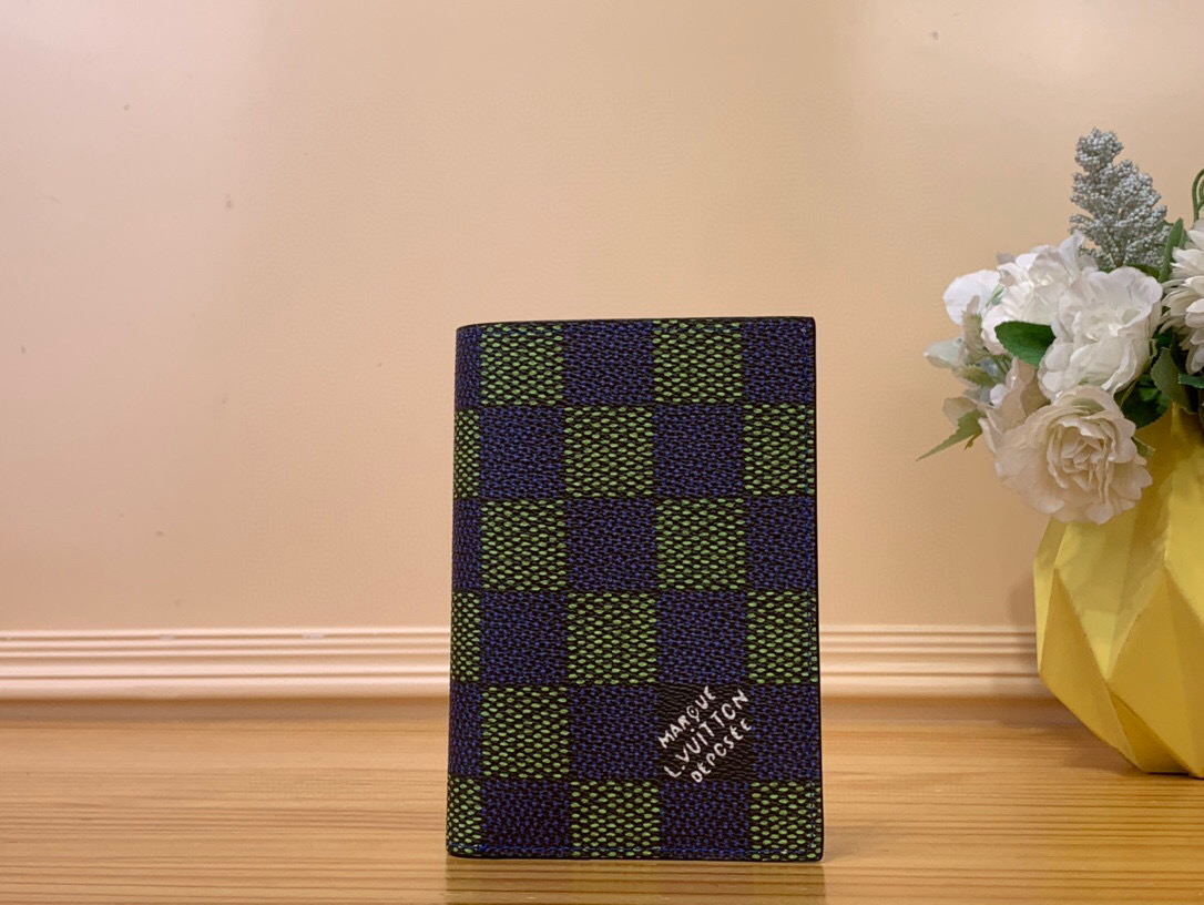 NO:620157,Top Original [Passport Cover] N00168 Plaid/Blue This classic passport cover is made of Damier Heritage Ms coated canvas, and the lining is made of the iconic Monogram canvas. The two-color Damier checkerboard pattern is laid on it, and one of the squares is printed with retro 'Marque Louis Vuitton Déosé' words. There is a card compartment and a patch pocket inside. Size 14 x 2.5 x 10  cm.1712025,,louis vuitton19860909顶级原单【护照套】 N00168格子/蓝色 这款经典的护照套采用 Damier Heritage Ms涂层帆布制成,内衬则取材标志性的 Monogram 帆布.双色的 Damier 棋盘格纹铺陈其上,其中一个方格上印有复古的“Marque Louis Vuitton Déosé”字样.内部设有卡片夹层和贴袋. 尺寸14 x 2.5 x 10 厘米.1712025,,louis vuitton,Bag