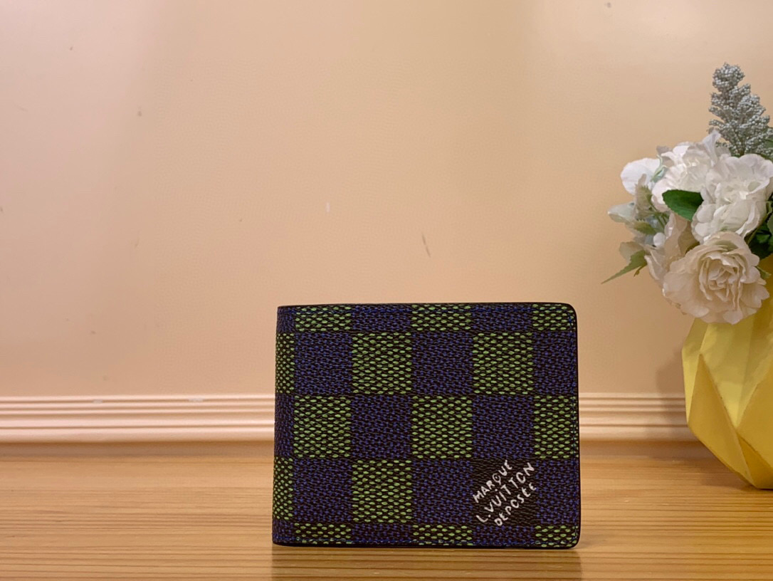 NO:620156,Top Original [Multiple Wallet] N00142 Plaid/Blue 'Wallet Dottiple' finished in Damière Heritage canvas in blue and green tones. The classic 'Marque L.Vuitton Déosée' Ms signature adds embellishment to the theme. The inside is lined with monogrammed canvas and is equipped with slots and compartments for cards, receipts, tickets, etc. A practical and compact size item. Dimensions 11.5 x 9 x  1.5cm.1812025,,wallets19860909顶级原单【multile 钱夹】N00142 格子/蓝色 用蓝色和绿色色调的达米耶·遗产画布完成的“钱包多蒂普尔”.经典的“Marque L.Vuitton Déosée” Ms签名为主题增添了点缀.采用字母图案帆布衬里的内侧配有可以收纳卡片、收据、门票等的插槽和隔间的实用紧凑尺寸项目. 尺寸11.5 x 9 x 1.5厘米.1812025,,wallets,Bag