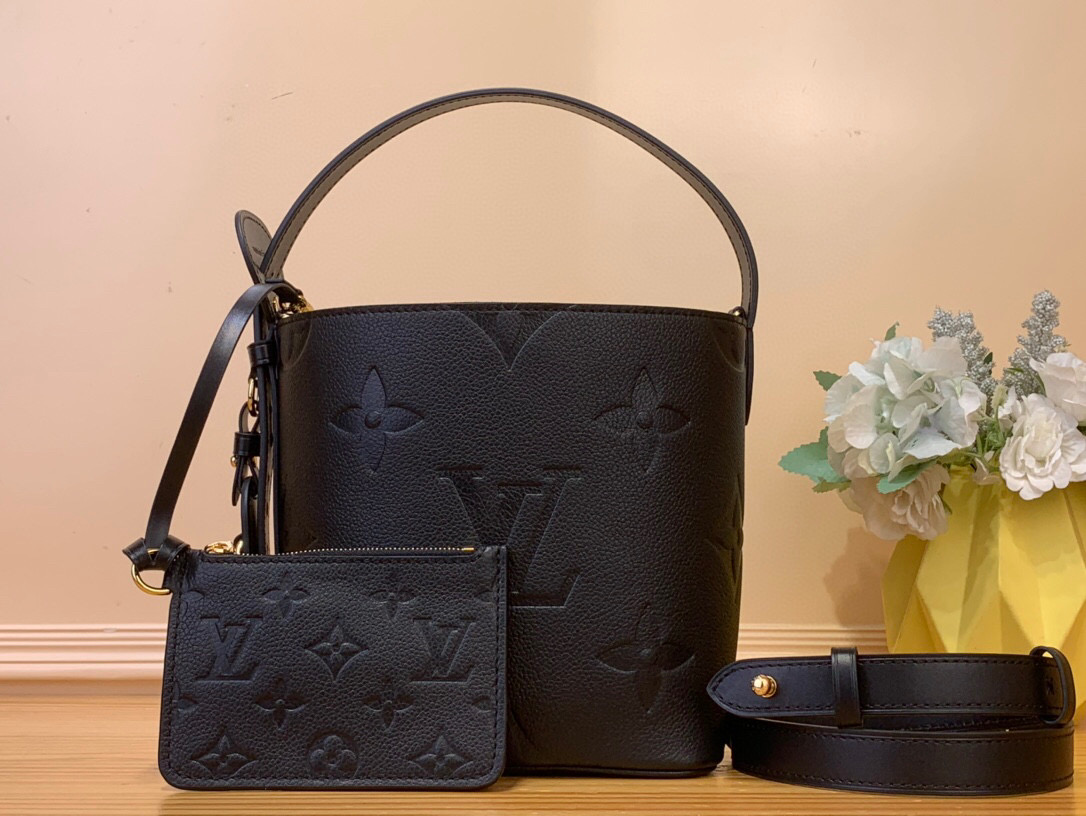 NO:620183,Top original order [ALL IN BB handbag] m13480 black/embossed m13045 gray/silk screen m14356 milkshake pink/silk screen This All In BB Sj handbag integrates modern design concepts into elegant silhouettes and ample space. Monogram Emreinte leather craftsmanship creates a simple bucket bag structure, the iconic nameplate and metal padlock highlight the exquisite details, and the adjustable handle pays tribute to the brand's box-making heritage. Size 18  x 12 x 16 cm,19860909顶级原单【ALL IN BB 手袋】 m13480 黑色/压花 m13045 灰色/ 丝印 m14356 奶昔粉/丝印 本款 All In BB Sj手袋将摩登设计理念融于优雅轮廓与充裕空间之中.Monogram Emreinte 皮革匠心塑造简约水桶包结构,标志性名牌和金属挂锁点亮考究细节,可调节手柄致敬品牌制箱传承. 尺寸18 x 12 x 16 厘米,,Bag