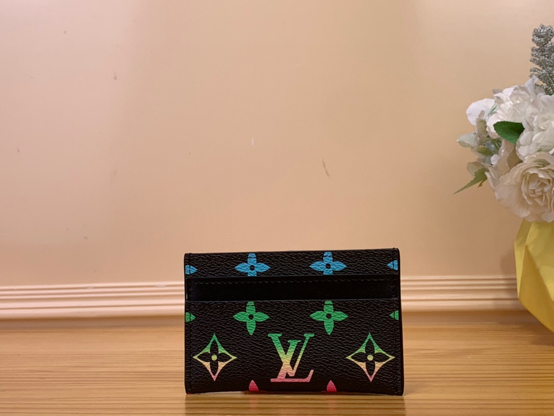 NO:620178,Top original order [orte Cartes Double Card Holder] m 62170 Gradient Rainbow This card holder made of new Monogram Eclise Ms coated canvas material is beautiful and fashionable, compact and can be easily put into your pocket. It is equipped with a central pocket and four slots to store credit cards, travel tickets and business cards. Size 11 x 7 x 1.5 cm 1712025,,cartier19860909顶级原单【orte Cartes Double 卡片夹】m 62170 渐变彩虹 此款采用全新 Monogram Eclise Ms涂层帆布材质的卡片夹风格靓丽而时髦,体积小巧,可轻松收入口袋中.配有中央口袋与四个插槽,可存放信用卡、出行票据以及名片. 尺寸11 x 7 x 1.5 厘米 1712025,,cartier,Bag