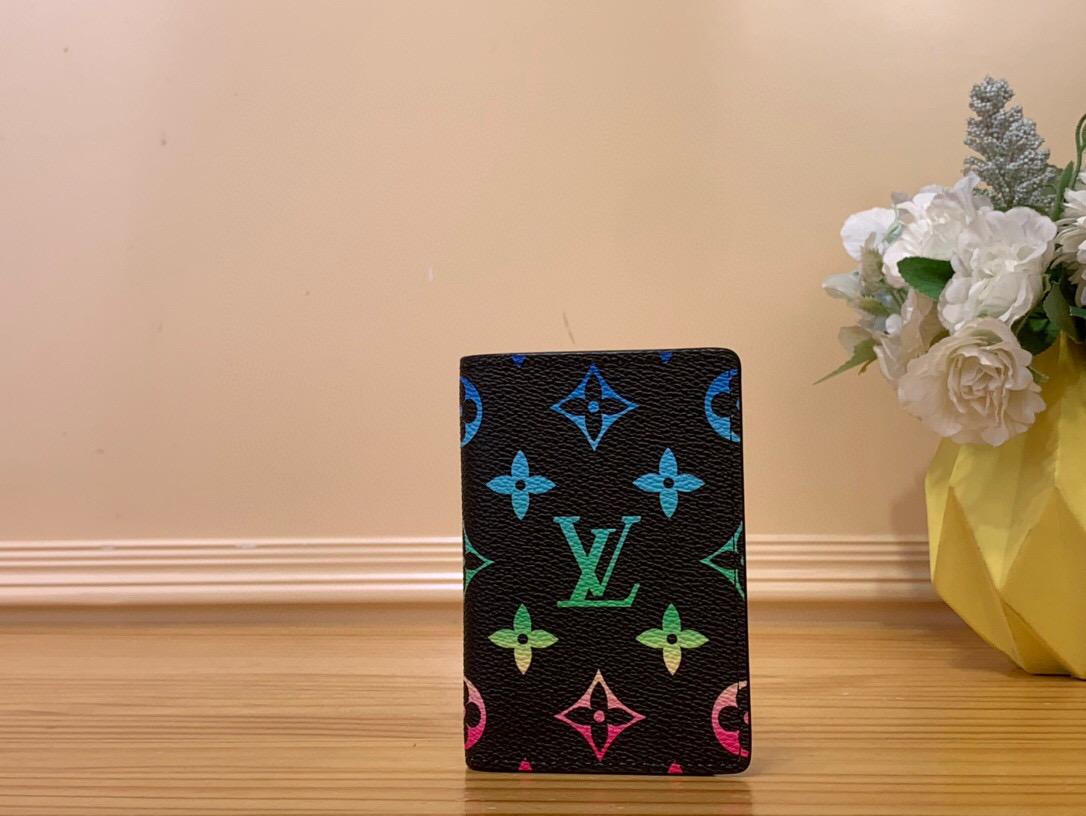 NO:620173,Top original item [Pocket Card Holder Wallet] M13910 Gradient Rainbow This pocket wallet is made of Monogram Macassar Ms coated canvas, with cow leather trim and neat interior rendered in bright colors. The compact design has pockets, card compartments and outer pockets to store credit cards and transportation cards. Dimensions 7.5 x 11.1 x 1 cm. 1712027,,cowhide19860909顶级原单【口袋卡夹 钱夹】 M13910 渐变彩虹 本款口袋钱夹取材 Monogram Macassar Ms 涂层帆布,为牛皮革饰边和齐整内里一致渲染鲜亮色调.紧凑构型设有口袋、卡片夹层和外袋,可收纳信用卡和交通卡. 尺寸7.5 x 11.1 x 1 cm. 1712027,,cowhide,Bag