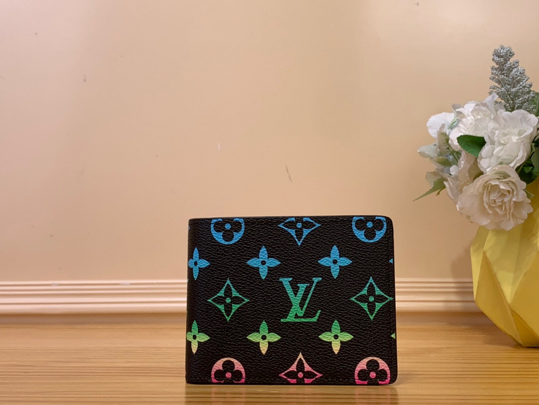 NO:620165,Top original item [MULTILE Wallet] M60895 Gradient Rainbow Multile Ms wallet is made of Monogram canvas and has multiple pockets for credit cards, banknotes, and invoices. Size 11.5 x 9 x 1.5 cm 1812025,,wallets19860909顶级原单【MULTILE 钱夹】M60895 渐变彩虹 Multile Ms钱包采用 Monogram 帆布制造,设有多个口袋,可供放置信用卡、纸币、发票. 尺寸11.5 x 9 x 1.5 厘米 1812025,,wallets,Bag