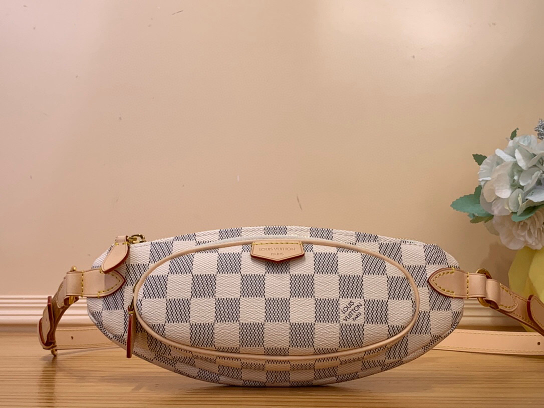 NO:620166,Top original item [KEEPIT waist bag] N00230 white plaid m14806 presbyopic/black Keepit Jh waist bag debuted at the spring and summer show. It is made of Monogram coated canvas to cut a compact shape, with adjustable shoulder straps and zippered outer compartments. It can be carried easily for daily needs in a variety of carrying methods. The front leather label expresses the Louis Vuitton logo. Size 12 x 6 x 29 cm  4515055,,louis vuitton19860909顶级原单【KEEPIT 腰包】 N00230 白格 m14806 老花/黑色 Keepit Jh腰包于 春夏秀场初次亮相,选用 Monogram 涂层帆布裁出紧凑构型,搭配可调节肩带和拉链外隔层,以多种背携方式实现日常所需的轻松随行.正面皮革标签抒写路易威登标识. 尺寸12 x 6 x 29 厘米 4515055,,louis vuitton,Bag