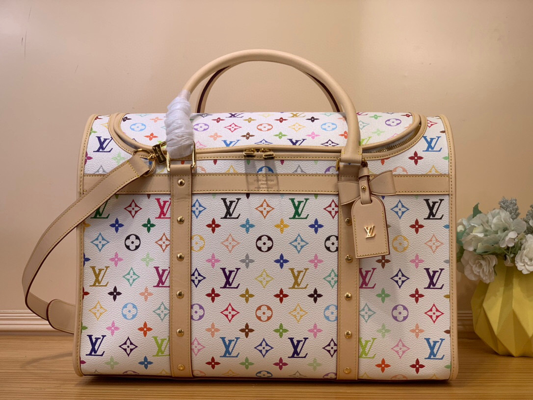 NO:620170,Top original order [LV XTM Dog Pet Bag] M13741 White Color/Takashi Murakami This dog pet bag is made of Monogram Hx coated canvas, refreshed in the rainbow tones of the Louis Vuitton  32x23 cm (length x height x width) 125121450,,louis vuitton,louis vuitton,cowhide19860909顶级原单【LV XTM 犬用宠物包】M13741 白彩/村上隆 本款犬用宠物包取材Monogram Hx涂层帆布,以路易威登x村上隆再版系列的彩虹色调焕新设计,搭配蝴蝶结造型名牌.牛皮革饰边和侧面铆钉饰带彰显考究笔触,可拆卸软垫和透气网罩再添功能细节.顶部手柄和可调节肩带实现轻松背携. 尺寸44 x 32x23厘米(长度x高x宽) 125121450,,louis vuitton,louis vuitton,cowhide,Bag