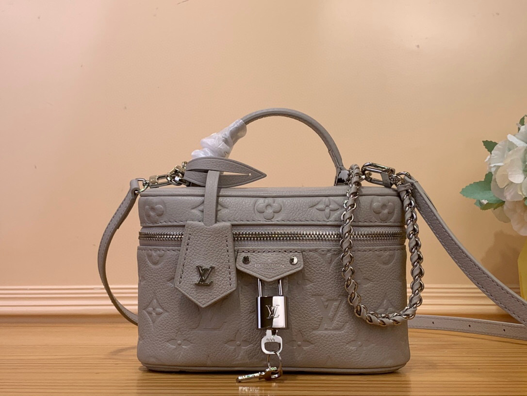 NO:620899,Top original order [VANITY CHAIN ​​OUCH handbag] m13593 Gray This Vanity Chain ouch Lt handbag uses classic Monogram Emreinte Ys leather to render trendy colors, and then uses LV inscribed padlock and key bag to convey the brand's travel spirit. The chic design can be easily integrated into various styles. Size 11.5 x 6.5 x 19 cm. 6417056.,, louis vuitton19860909顶级原单【VANITY CHAIN OUCH 手袋】 m13593 灰色 本款 Vanity Chain ouch Lt手袋为经典 Monogram Emreinte Ys皮革渲染潮流色彩,再以 LV 铭纹挂锁和钥匙包传递品牌旅行精神.别致设计可轻松融入各式造型. 尺寸11.5 x 6.5 x 19 厘米.6417056.,,louis vuitton,Bag