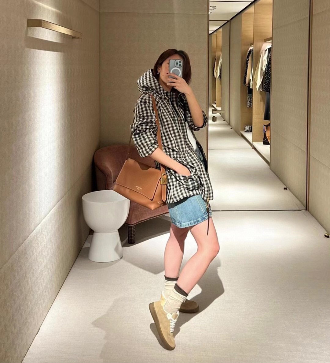 NO:620348,【Low Key Messenger】 m13148 black m13151 brown model picture,19860909【Low Key Messenger】 m13148 黑色 m13151 棕色 模特图,,Bag