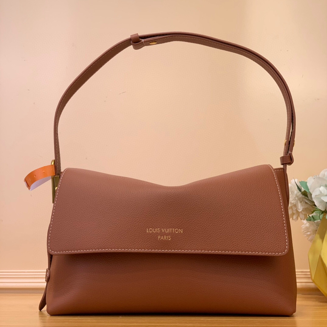 NO:620325,Top Original [Low Key Messenger] m13148 Black m13151 Brown Introducing the Low Key Messenger Bag, the first clamshell design to join the iconic Low Key collection. This elegant everyday style is crafted from soft calfskin and accented with an aged gold padlock for a vintage-inspired finish. It is designed with an adjustable handle for a variety of wearing styles and includes a removable zippered bag in signature Monogram Ys canvas. Size 30 x  18 x 12 cm 8819095,,cowhide19860909顶级原单【Low Key Messenger】 m13148 黑色 m13151 棕色 介绍低键信使包,这是第一个加入标志性的低键系列的翻盖设计.这种优雅的日常风格由柔软的小牛皮制成,装饰着陈旧的金色挂锁,营造出复古风格的装饰.它设计了一个可调节的手柄,适合多种佩戴方式,并包括一个标志性的Monogram Ys帆布的可拆卸拉链袋. 尺寸30 x 18 x 12厘米 8819095,,cowhide,Bag