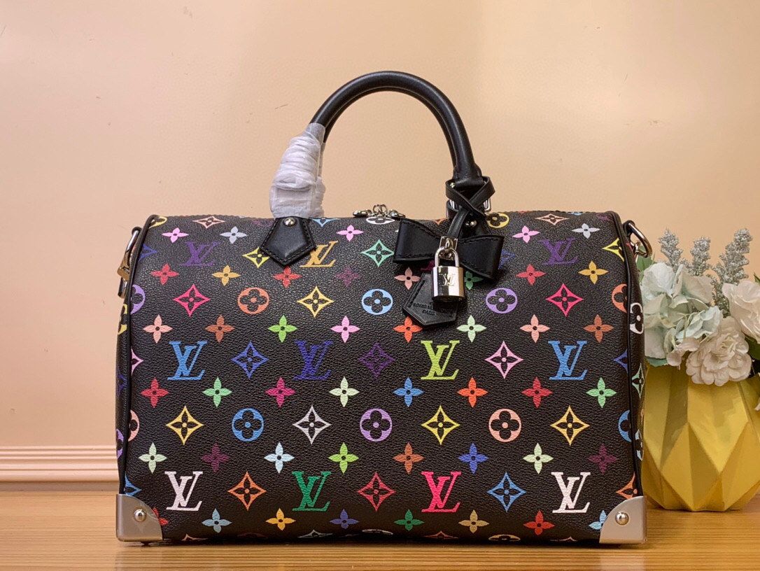 NO:620219,Top original order [LV  The handle and detachable shoulder strap, the metal corners recall classic luggage elements, and the bow-shaped key bag and padlock add brand touches. Size 30 x 21x17 cm 7318060.,,louis vuitton,louis vuitton,cowhide19860909顶级原单【LV X TM SEEDY SOFT 30手袋】M13257黑彩/村上隆 本款Seedy Soft 30 Sj手袋取材柔软涂层帆布,以缤纷彩虹色调描摹全幅 Monogram图案,点明路易威登x村上隆再版系列的灵动格调.牛皮革构筑Toron 手柄和可拆卸肩带,金属包角回溯经典行李箱元素,蝴蝶结造型钥匙包和挂锁再添品牌笔触. 尺寸30 x 21x17厘米 7318060.,,louis vuitton,louis vuitton,cowhide,Bag