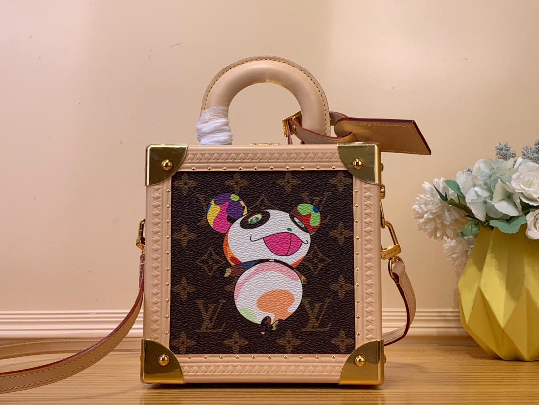 NO:620207,Top original order M13127 This Mini Square Trunk St pays tribute to Louis Vuitton’s luggage with its small and exquisite proportions, creating a fashionable main shape. This replica Louis Vuitton x Styles from the Murakami collection are made of Monogram coated canvas. The playful panda pattern is interpreted in Japanese artist Takashi Murakami's signature ultra-flat style, while the eacock leather lining is embellished with bright tones. The corner guards and S-lock buckle are embellished with gold-tone brass hardware, while the top handle and detachable shoulder strap allow for multiple ways of carrying. 17 x 17 x 8 cm (length x height x width) 115121250,, louis vuitton,louis vuitton19860909顶级原单M13127 這款Mini Square Trunk St以小巧玲瓏的比例向路易威登的行李箱致敬,營造出時尚的主打造型.這個復刻版Louis Vuitton x Murakami系列的款式,以Monogram塗層帆布製造,饒富趣味的熊貓圖案以日本藝術家村上隆的標誌性超扁平風格演繹,而eacock色皮革襯裡則以鮮明色調點綴.護角和S-lock鎖扣以金色黃銅金屬件點綴,而頂端手柄和可拆式肩則帶可作多種方式攜帶. 17 x 17 x 8 厘米 (長度 x 高度 x 闊度) 115121250,,louis vuitton,louis vuitton,Bag