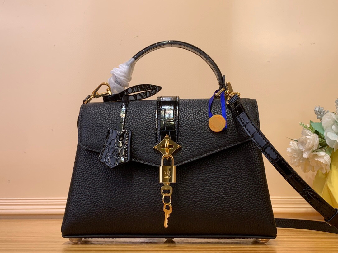 NO:620629,Top original order [ROSE DES VENTS handbag] M86012 M86011 black (crocodile with pebbled pattern) This handbag is made of crocodile pattern leather, suitable for day and night occasions in a suitable size. Monogram xjw metallic flowers are embellished on the upper edge of the bag, complementing the elegant metal parts. The detachable shoulder strap provides a variety of carrying options. Size 27*18*9 cm 130121450,19860909顶级原单【ROSE DES VENTS 手袋】M86012 M86011黑色（鳄鱼拼荔枝纹） 本款手袋采用鳄鱼纹皮革,以恰宜尺寸游刃昼夜场合. Monogram xjw金属质感花卉点缀包身上缘,与雅致金属件相得益彰.可拆卸肩带提供多种背携选择 尺寸27*18*9 厘米 130121450,,Bag