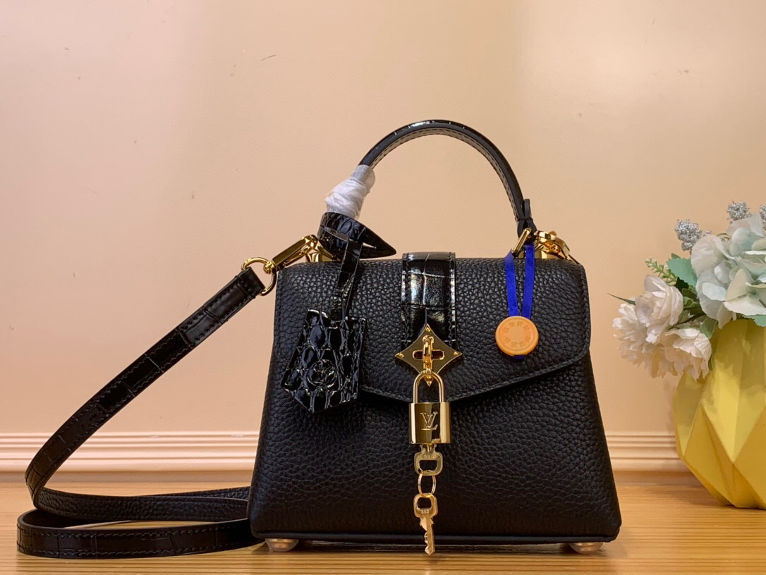 NO:620637,Top original order [ROSE DES VENTS handbag] M86012 M86011 black (crocodile with pebbled pattern) This handbag is made of crocodile pattern leather, suitable for day and night occasions in a suitable size. Monogram xjw metallic flowers are embellished on the upper edge of the bag, complementing the elegant metal parts. The detachable shoulder strap provides a variety of carrying options. Size 19*15*9 cm 115121250,19860909顶级原单【ROSE DES VENTS 手袋】M86012 M86011黑色（鳄鱼拼荔枝纹） 本款手袋采用鳄鱼纹皮革,以恰宜尺寸游刃昼夜场合. Monogram xjw金属质感花卉点缀包身上缘,与雅致金属件相得益彰.可拆卸肩带提供多种背携选择 尺寸19*15*9 厘米 115121250,,Bag