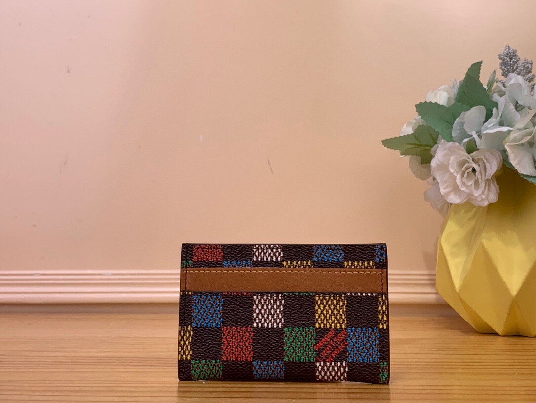 NO:620855,Top Original N00189 Card Holder Plaid This card holder is Monogram Emreinte Ld leather embossed with the classic Monogram pattern, embellished with Louis Vuitton Paris logo embossing. The elegant structure has a large central compartment and an outer compartment. Dimensions 11 x 7.5 x 0.4 cm. 1512025, louis vuitton19860909顶级原单N00189卡片夹 格子 本款卡夹为 Monogram Emreinte Ld皮革压印经典 Monogram 图案,点缀路易威登巴黎标识压纹.雅致构型设有大号中央夹层和外夹层. 尺寸11 x 7.5 x 0.4 厘米.1512025,,louis vuitton,Bag
