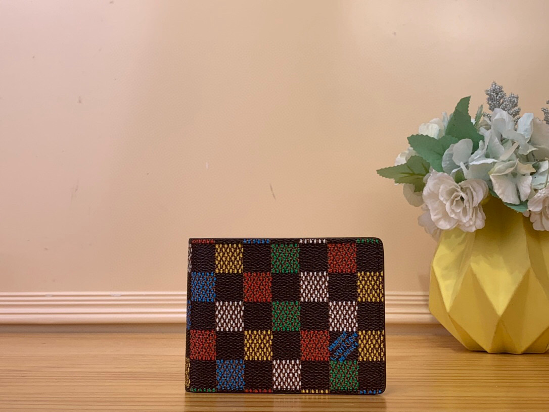 NO:620841,Top Original N00185 Short Clip Plaid This Slender wallet created by harrell Williams Ms. has eight business card compartments and a banknote compartment, adding practical functions. 11 x 8.5 x 2 cm (length x height x width) 1812725,19860909顶级原单N00185 短夹 格子這款Slender錢包以harrell Williams Ms 創作的錢包設有八個名片夾層和一個紙幣隔層,更添實用功能.11 x 8.5 x 2厘米 (長度 x 高度 x 闊度) 1812725,,Bag