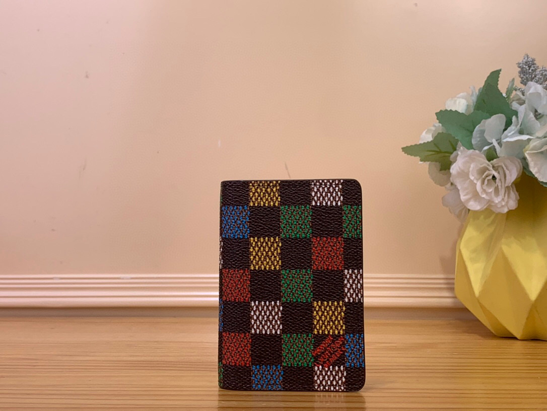 NO:620848,Top original N00138 card holder plaid This pocket wallet is made of LVers Damier Ms denim, harrell Williams creatively uses large-size plaid. The retro design of the plaid pattern presents a traditional style. 11.1 x 1 x 7.5 cm (height x width x length) 1712025, louis vuitton,versace19860909顶级原单N00138卡包 格子 这款口袋钱夹以 LVers Damier Ms牛仔布制成,harrell Williams 创意采用大尺寸格纹.而格纹图案的复古设计又呈现出传统格调.11.1 x 1 x 7.5厘米 (高 x 宽 x 长度) 1712025,,louis vuitton,versace,Bag