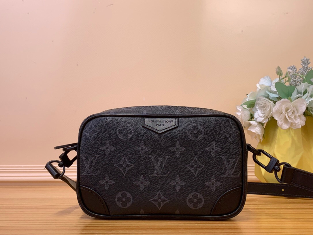 NO:620275,Top original order [TROCADRO Mini Handbag] m14058 black flower Trocadéro Jmlt mini handbag is made of Monogram canvas material, vintage cow leather trim and reinforced front corners, paying tribute to Louis Vuitton's legendary history, blending retro charm with refined modernity. The design is inspired by Louis Vuitton's crossbody bag designed in the 1980s, equipped with a detachable and adjustable shoulder strap. Dimensions 13 x 6.5 x 20 cm  4315055,,louis vuitton,satchels,crossbody bags,cowhide19860909顶级原单【TROCADRO 迷你手袋】 m14058 黑花 Trocadéro Jmlt迷你手袋采用 Monogram 帆布材质、复古牛皮革镶边及加固前包角,向路易威登的传奇历史致敬,将复古魅力与精致现代气息融合.设计灵感源自路易威登 20 世纪 80 年代设计的斜挎包,配有可拆卸和可调节的肩带. 尺寸13 x 6.5 x 20 厘米 4315055,,louis vuitton,satchels,crossbody bags,cowhide,Bag