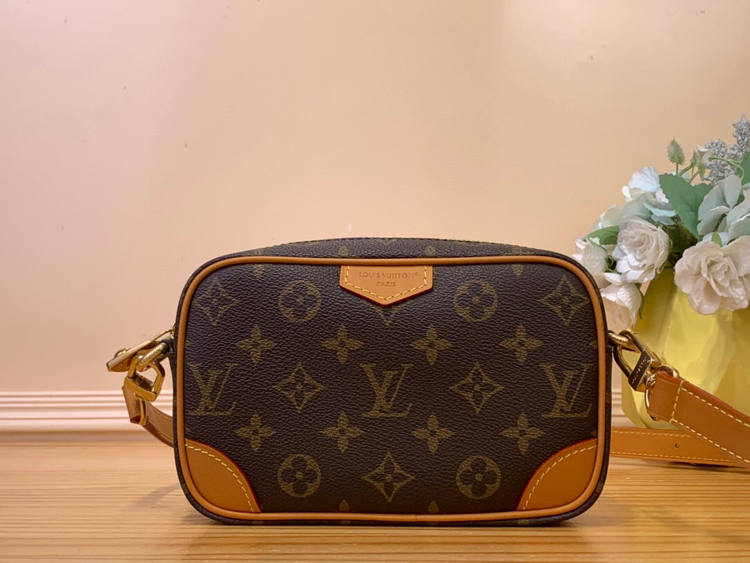 NO:551587,Top original order [TROCADRO Mini Handbag] m14058 yellow leather Trocadéro Jmlt mini handbag is made of Monogram canvas material, vintage cow leather trim and reinforced front corners, paying tribute to Louis Vuitton's legendary history, blending retro charm with sophisticated modernity. The design is inspired by Louis Vuitton's crossbody bag designed in the 1980s, equipped with a detachable and adjustable shoulder strap. Dimensions 13 x 6.5 x 20 cm  4315055,,louis vuitton,satchels,crossbody bags,cowhide19860909顶级原单【TROCADRO 迷你手袋】 m14058 黄皮 Trocadéro Jmlt迷你手袋采用 Monogram 帆布材质、复古牛皮革镶边及加固前包角,向路易威登的传奇历史致敬,将复古魅力与精致现代气息融合.设计灵感源自路易威登 20 世纪 80 年代设计的斜挎包,配有可拆卸和可调节的肩带. 尺寸13 x 6.5 x 20 厘米 4315055,,louis vuitton,satchels,crossbody bags,cowhide,Bag