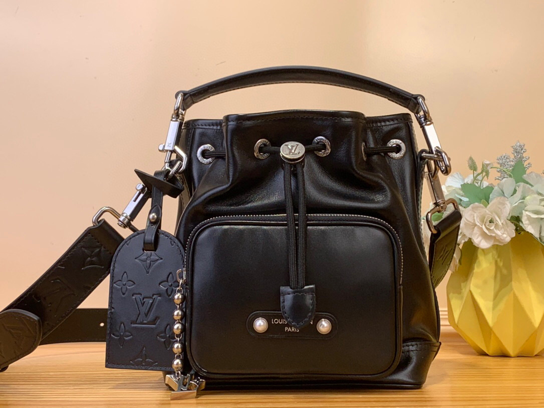 NO:621159,Top original order [NO CARGO handbag] m13985 black. This Noé Cargo Jmlt small bucket bag injects cow leather with a nylon-like dazzling luster, and highlights the details with metal LV letters and bead chains. It is equipped with a spacious front pocket and a fabric lining. Size 24 x 16 x 22 cm. 7819095, louis vuitton, cowhide19860909顶级原单【NO CARGO 手袋】 m13985 黑色 本款 Noé Cargo Jmlt小号水桶包为牛皮革注入锦纶般的炫目光泽,以金属 LV 字母和珠链点亮细节,搭配宽敞前袋和织物内衬. 尺寸24 x 16 x 22 厘米.7819095,,louis vuitton,cowhide,Bag