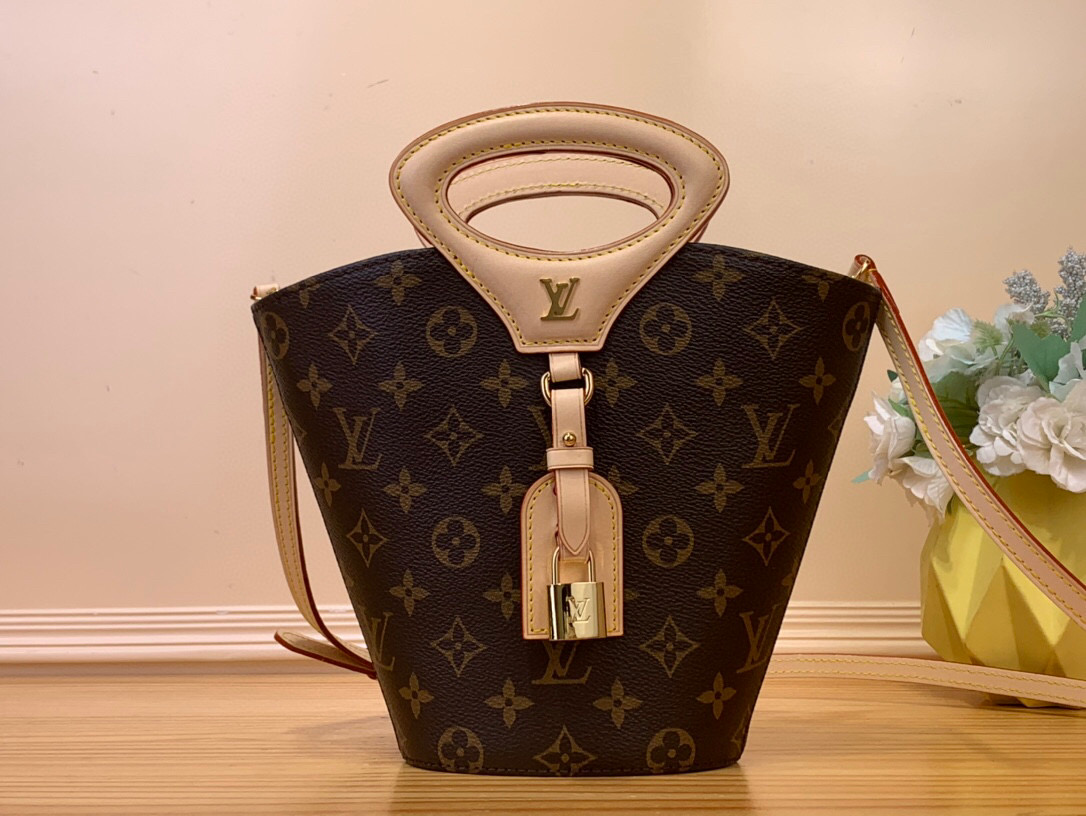 NO:620245,Top original order [RIVAGE BB bucket handbag] M14680 presbyopia (show style) Nicolas Ghesquière Js presented the Rivage BB handbag at the spring and summer show. The bucket silhouette is cut out of Monogram canvas, reinterpreting the Noctambule handbag launched by Louis Vuitton in 1999. Hard box style handle, LV  The engraved padlock and leather luggage tag add a classic touch, and the shoulder strap makes it easy to carry cross-body. Dimensions: 18 x 7 x 12 cm 5816065,, louis vuitton, louis vuitton19860909顶级原单【RIVAGE BB 水桶 手袋】M14680老花（走秀款） Nicolas Ghesquière Js于 春夏秀场呈献 Rivage BB 手袋,以 Monogram 帆布裁出水桶廓形,重新诠释路易威登于 1999 年推出的 Noctambule 手袋.硬箱风格手柄、LV 铭纹挂锁和皮革行李牌彰显经典元素,系上肩带即可实现便捷斜挎. 尺寸:18 x 7 x 12 厘米5816065,,louis vuitton,louis vuitton,Bag