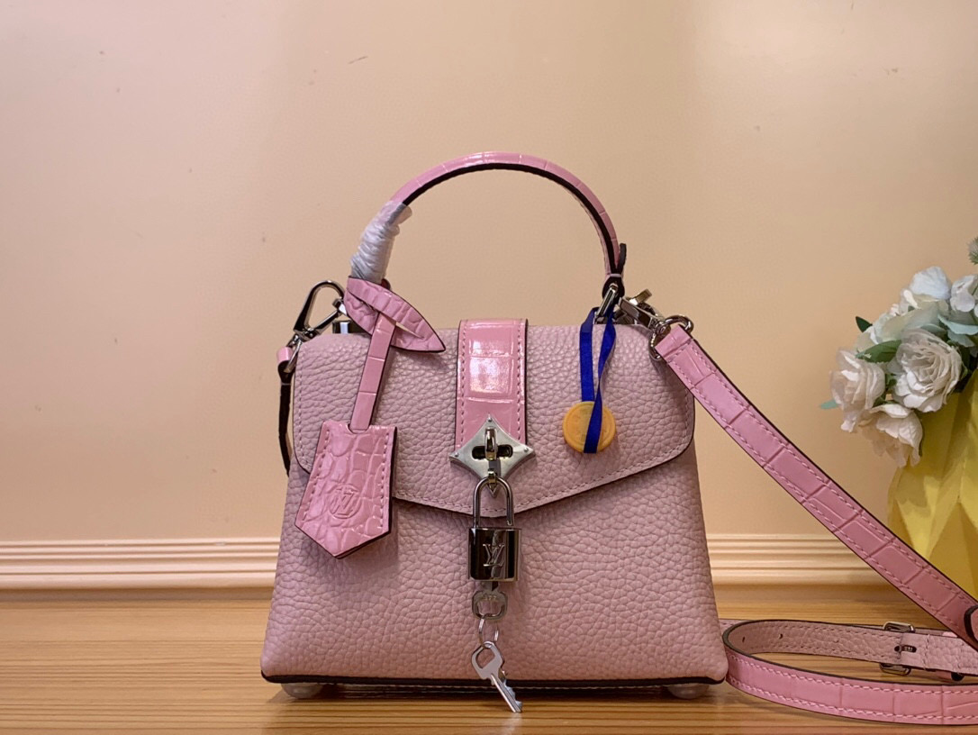 NO:620650,Top original order [ROSE DES VENTS mini handbag] N84713 N84714 pink (cow leather with crocodile pattern) This mini xjw handbag is made of crocodile pattern leather, with the right size to suit day and night occasions. Monogram metallic flowers are embellished on the upper edge of the bag, complementing the elegant metal parts. The detachable shoulder strap provides a variety of carrying options. Size 19*15*9 cm 115121250,,cowhide19860909顶级原单【ROSE DES VENTS mini 手袋】N84713 N84714 粉色（牛皮拼鳄鱼纹） 本款mini xjw手袋采用鳄鱼纹皮革,以恰宜尺寸游刃昼夜场合. Monogram 金属质感花卉点缀包身上缘,与雅致金属件相得益彰.可拆卸肩带提供多种背携选择 尺寸19*15*9 厘米 115121250,,cowhide,Bag