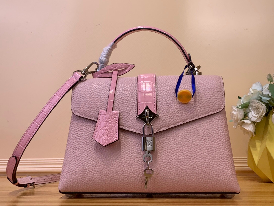 NO:620643,Top original order [ROSE DES VENTS handbag] N84713 N84714 pink (cow leather with crocodile pattern) This handbag is made of crocodile pattern leather, suitable for day and night occasions in a suitable size. Monogram xjw metallic flowers embellish the upper edge of the bag, complementing the elegant metal parts. The detachable shoulder strap provides a variety of carrying options. Size 27*18*9 cm 130121450,,cowhide19860909顶级原单【ROSE DES VENTS 手袋】N84713 N84714 粉色（牛皮拼鳄鱼纹） 本款手袋采用鳄鱼纹皮革,以恰宜尺寸游刃昼夜场合. Monogram xjw金属质感花卉点缀包身上缘,与雅致金属件相得益彰.可拆卸肩带提供多种背携选择 尺寸27*18*9 厘米 130121450,,cowhide,Bag