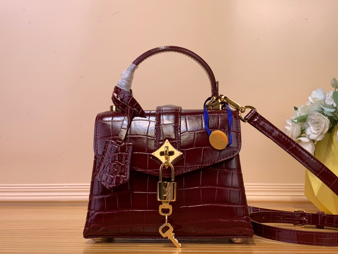 NO:620618,Top original order [ROSE DES VENTS mini handbag] N84713 N84714 Burgundy (crocodile pattern) This mini Xm handbag is made of crocodile pattern leather, with the right size for day and night occasions. Monogram metallic flowers are embellished on the upper edge of the bag, complementing the elegant metal parts. The detachable shoulder strap provides a variety of carrying options. Size 19*15*9 cm 120121350,19860909顶级原单【ROSE DES VENTS mini 手袋】N84713 N84714 酒红（鳄鱼纹） 本款mini Xm手袋采用鳄鱼纹皮革,以恰宜尺寸游刃昼夜场合. Monogram 金属质感花卉点缀包身上缘,与雅致金属件相得益彰.可拆卸肩带提供多种背携选择 尺寸19*15*9 厘米 120121350,,Bag