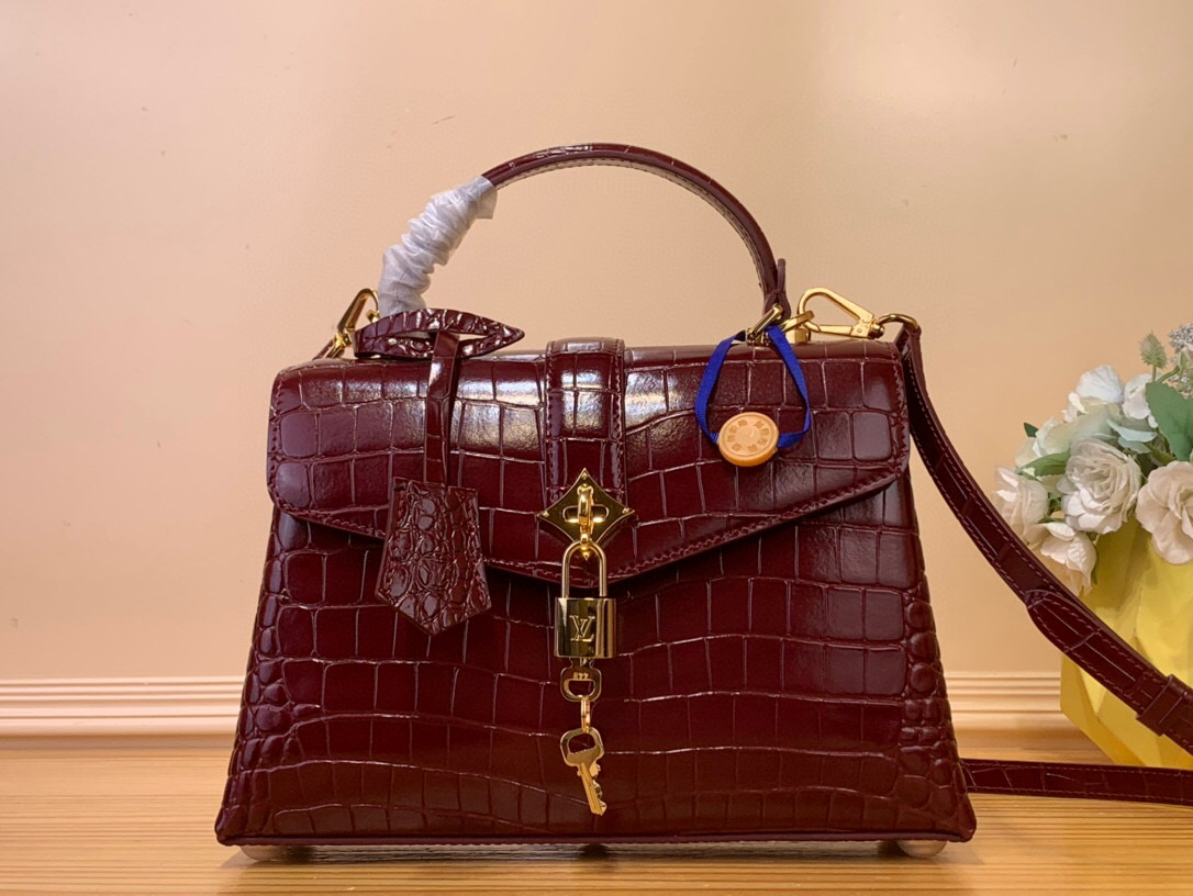 NO:620613,Top original order [ROSE DES VENTS handbag] N84713 N84714 burgundy (crocodile pattern) This handbag is made of crocodile pattern leather, with the right size to suit day and night occasions. Monogram19860909顶级原单【ROSE DES VENTS 手袋】N84713 N84714 酒红（鳄鱼纹） 本款手袋采用鳄鱼纹皮革,以恰宜尺寸游刃昼夜场合. Monogram XM金属质感花卉点缀包身上缘,与雅致金属件相得益彰.可拆卸肩带提供多种背携选择 尺寸27*18*9 厘米 130121450,,Bag