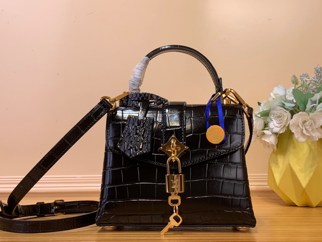 NO:620608,Top original order [ROSE DES VENTS mini handbag] N84713 N84714 black (crocodile pattern) This mini Xm handbag is made of crocodile pattern leather, with the right size for day and night occasions. Monogram metallic flowers are embellished on the upper edge of the bag, complementing the elegant metal parts. The detachable shoulder strap provides a variety of carrying options. Size 19*15*9 cm 120121350,19860909顶级原单【ROSE DES VENTS mini 手袋】N84713 N84714 黑色（鳄鱼纹） 本款mini Xm手袋采用鳄鱼纹皮革,以恰宜尺寸游刃昼夜场合. Monogram 金属质感花卉点缀包身上缘,与雅致金属件相得益彰.可拆卸肩带提供多种背携选择 尺寸19*15*9 厘米 120121350,,Bag