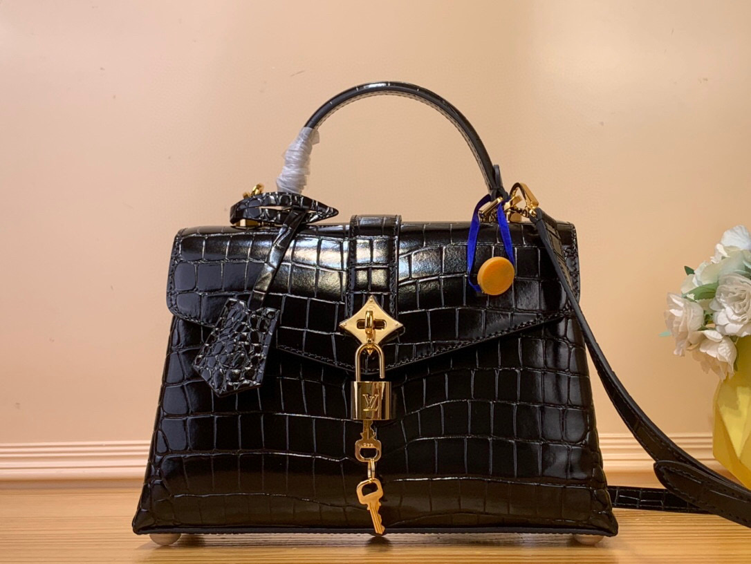 NO:620721,Top original order [ROSE DES VENTS handbag] N84713 N84714 black (crocodile pattern) This handbag is made of crocodile pattern leather, with the right size to suit day and night occasions. Monogram19860909顶级原单【ROSE DES VENTS 手袋】N84713 N84714 黑（鳄鱼纹） 本款手袋采用鳄鱼纹皮革,以恰宜尺寸游刃昼夜场合. Monogram XM金属质感花卉点缀包身上缘,与雅致金属件相得益彰.可拆卸肩带提供多种背携选择 尺寸27*18*9 厘米 130121450,,Bag