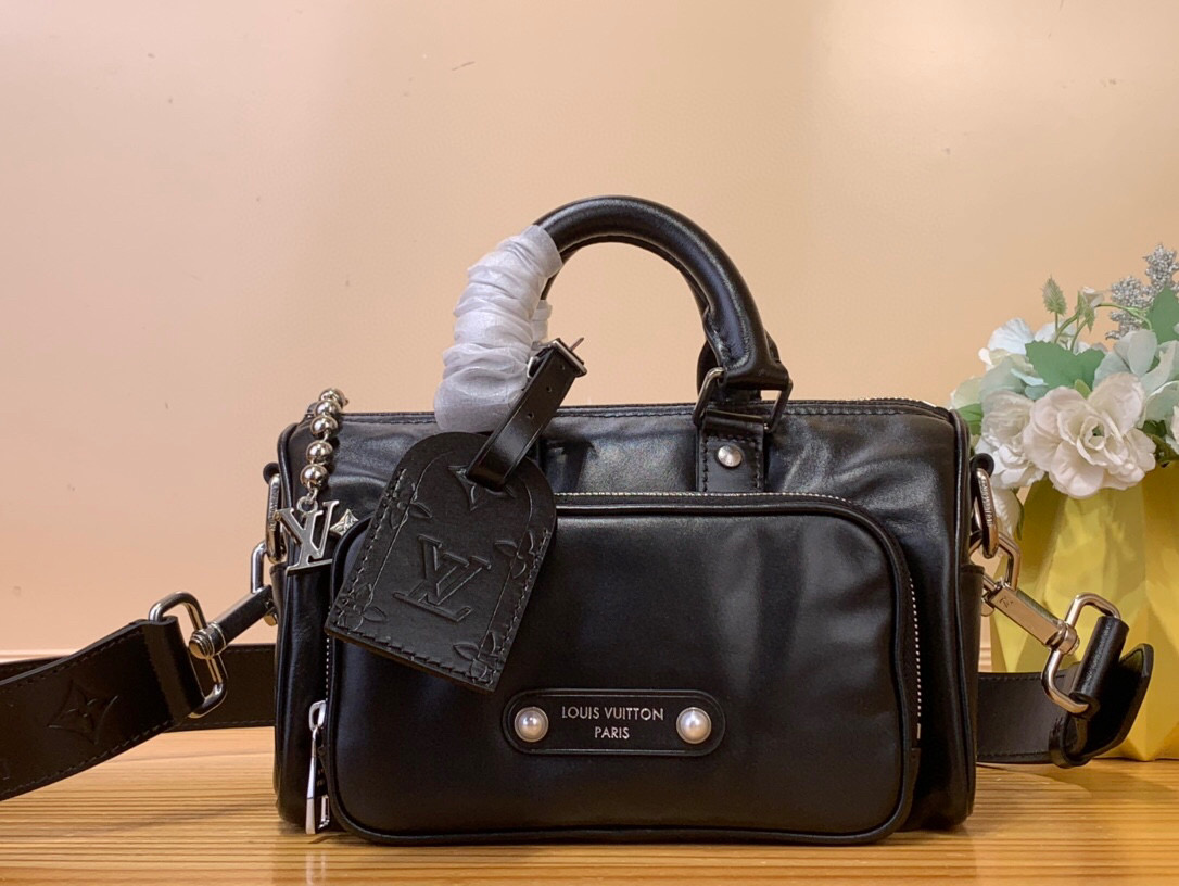 NO:621175,Top original order [KEEALL BANDOULIRE 25 handbag] m13988 black This Keeall Bandoulière 25 Jmlt handbag is made of grain leather with suede details and distressed metal parts. The Monogram canvas outer bag is opened with a cord zipper puller, making it easy to access your belongings. The detachable and adjustable leather shoulder strap provides a comfortable shoulder carrying experience. Size 15 x 11 x 25 cm  7518085,19860909顶级原单【KEEALL BANDOULIRE 25 手袋】 m13988 黑色 本款 Keeall Bandoulière 25 Jmlt手袋为粒面皮革融入绒面细节和做旧效果金属件,以线绳拉链头开启 Monogram 帆布外袋,令随身物品实现便捷取放.可拆卸并调节的皮革肩带提供舒适肩背体验. 尺寸15 x 11 x 25 厘米 7518085,,Bag