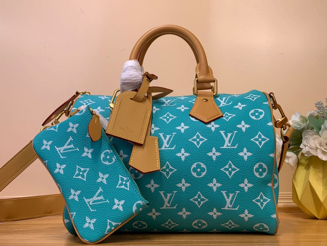 NO:620413,Top original order [Seedy 9 Bandoulière 30 handbag] m14077 green m14067 red m13914 pink m13904 black m14064 light green Seedy 9 Bandoulière  Made of ultra-soft calfskin with Monogram print, the 30 bag is perfectly compact yet roomy enough to hold your daily essentials. Meticulous details such as the traditional side locks or the premium lambskin lining are a testament to the craftsmanship of this bag. In addition to the top handle, there is a removable strap. Dimensions 32 x 22.5 x 18 cm 125121450,,cowhide,sheepskin19860909顶级原单【Seedy 9 Bandoulière 30 手袋】m14077 绿色 m14067 红色 m13914 粉色 m13904 黑色 m14064 淡绿色 Seedy 9 Bandoulière 30包由超柔软的小牛皮制成,带有Monogram印花,尺寸完美紧凑但足够宽敞,可以装下日常必需品.细致的细节,如传统侧锁或优质小羊皮衬里,证明了这款包的精湛工艺.除了顶部手柄外,还有一条可拆卸的带子. 尺寸32 x 22.5 x 18厘米 125121450,,cowhide,sheepskin,Bag