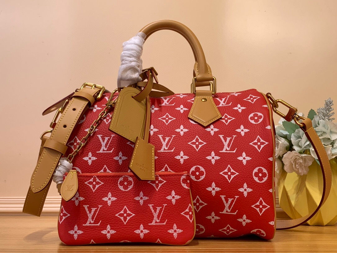 NO:620406,Top original order [Seedy 9 Bandoulière 30 handbag] m14077 green m14067 red m13914 pink m13904 black m14064 light green Seedy 9 Bandoulière 30  Made of ultra-soft calfskin with Monogram print, the Sj bag is perfectly compact yet roomy enough to carry your daily essentials. Meticulous details, such as the traditional side locks or the premium lambskin lining, are a testament to the craftsmanship of this bag. In addition to the top handle, there is a removable strap. Dimensions 32 x 22.5 x 18 cm 125121450,,cowhide,sheepskin19860909顶级原单【Seedy 9 Bandoulière 30 手袋】m14077 绿色 m14067 红色 m13914 粉色 m13904 黑色 m14064 淡绿色 Seedy 9 Bandoulière 30 Sj包由超柔软的小牛皮制成,带有Monogram印花,尺寸完美紧凑但足够宽敞,可以装下日常必需品.细致的细节,如传统侧锁或优质小羊皮衬里,证明了这款包的精湛工艺.除了顶部手柄外,还有一条可拆卸的带子. 尺寸32 x 22.5 x 18厘米 125121450,,cowhide,sheepskin,Bag