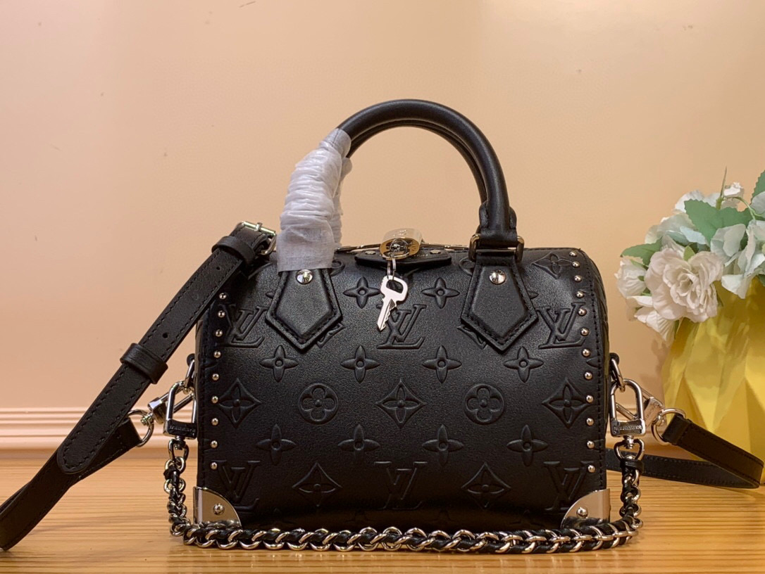 NO:551240,Top original order [SPEEDY TRUNK 20 handbag] m14575 black Monogram Bold Speedy 20 Trunk Ys handbag wearing Monogram LT canvas appeared at the Cruise early spring show. This time, it is smooth Monogram embossed cow leather integrated with Yingze metal parts, with iconic details such as padlocks, hard box style corners and detachable woven chains. The internal patch pocket ensures neat storage of daily needs. Size 13.5 x 11 x  20.5 cm 8318085,,cowhide19860909顶级原单【SPEEDY TRUNK 20 手袋】 m14575 黑色 Monogram Bold Speedy 20 Trunk Ys手袋身披 Monogram LT帆布亮相 Cruise 早春秀场,此次为光滑 Monogram 压纹牛皮革融入莹泽金属件,搭配挂锁、硬箱风格包角和可拆卸编织链条等标志性细节.内贴袋确保日常所需的齐整收纳. 尺寸13.5 x 11 x 20.5 厘米 8318085,,cowhide,Bag