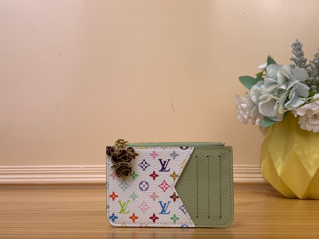 NO:620249,Top original item [LV x TM Romy Card Holder] m14155 rose m14171 blue m13800 green Takashi Murakami 'LV × TM Ms Porto' appeared in the 'Louis Vuitton  'Kurt Romi'. Fresh tones inspired by the Japanese artist's unique rainbow colors create a functional and playful expression. The whole is finished with Monogram Amplant leather that adds a casual personality, and the bright Monogram multi-color canvas in the flat pocket stands out. The coin pocket opens and closes with a gold zipper and has a panda handle that symbolizes the season. Size 12 x 8 x 0.8 cm 2313035,, louis  vuitton,louis vuitton19860909顶级原单【LV x TM Romy Card Holder】 m14155 玫红 m14171 蓝色 m13800 绿色 村上隆 在丰富多彩的类别中展开的“路易威登×村上隆”系列中登场的“LV × TM Ms波尔图 库尔特·罗米”.从日本艺术家特有的彩虹色中获得灵感的清新色调营造出功能性和俏皮的表情是其特征.整体用增添了随意个性的Monogram·安普兰特皮革完成,平口袋中鲜艳的Monogram·多色帆布很突出.硬币口袋用金色拉链打开和开合,上面有象征本季的熊猫拉手. 尺寸12 x 8 x 0.8 cm 2313035,,louis vuitton,louis vuitton,Bag